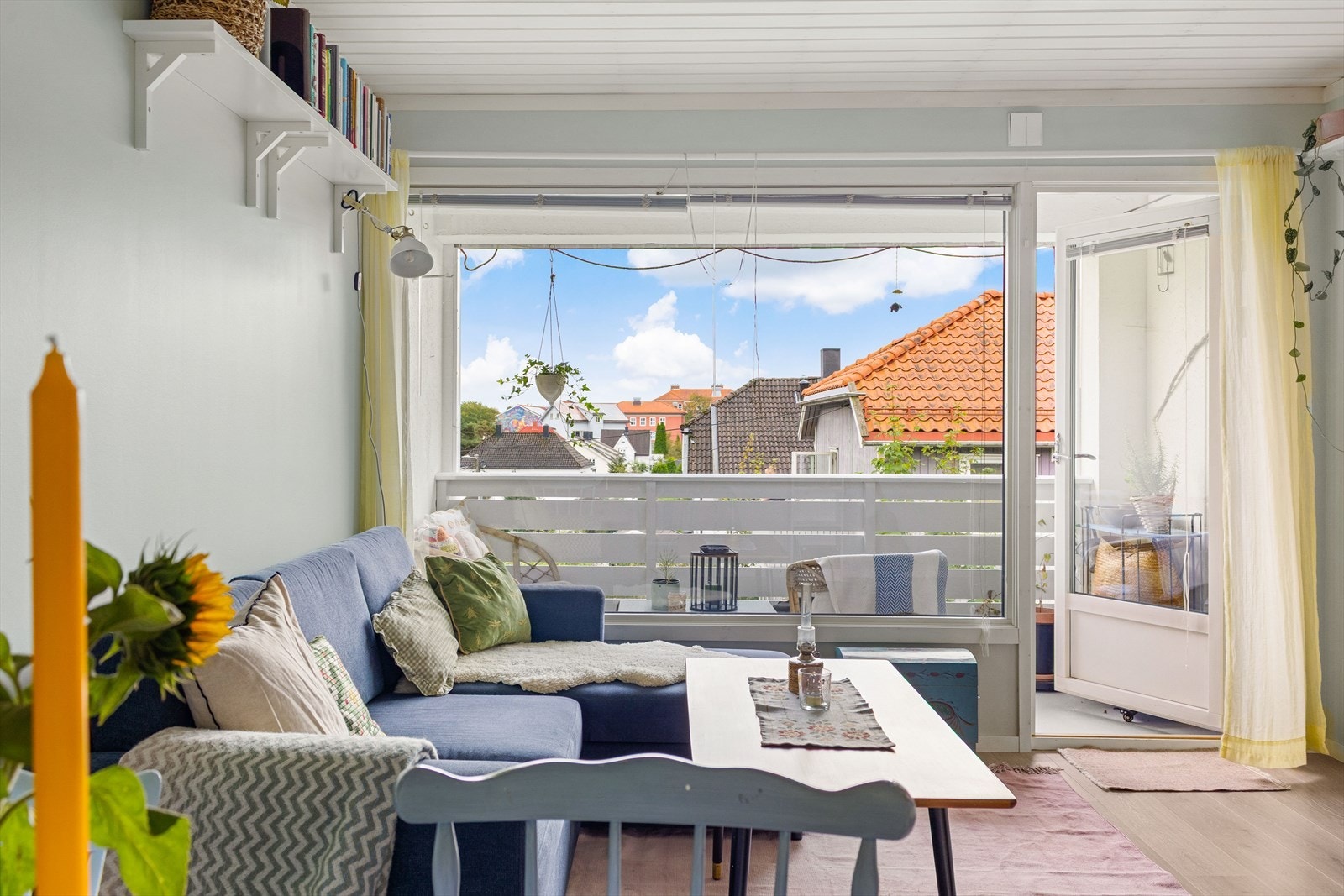 Fra stuen er det videre inngang til kjøkken og utgang til balkong. Galleribilde