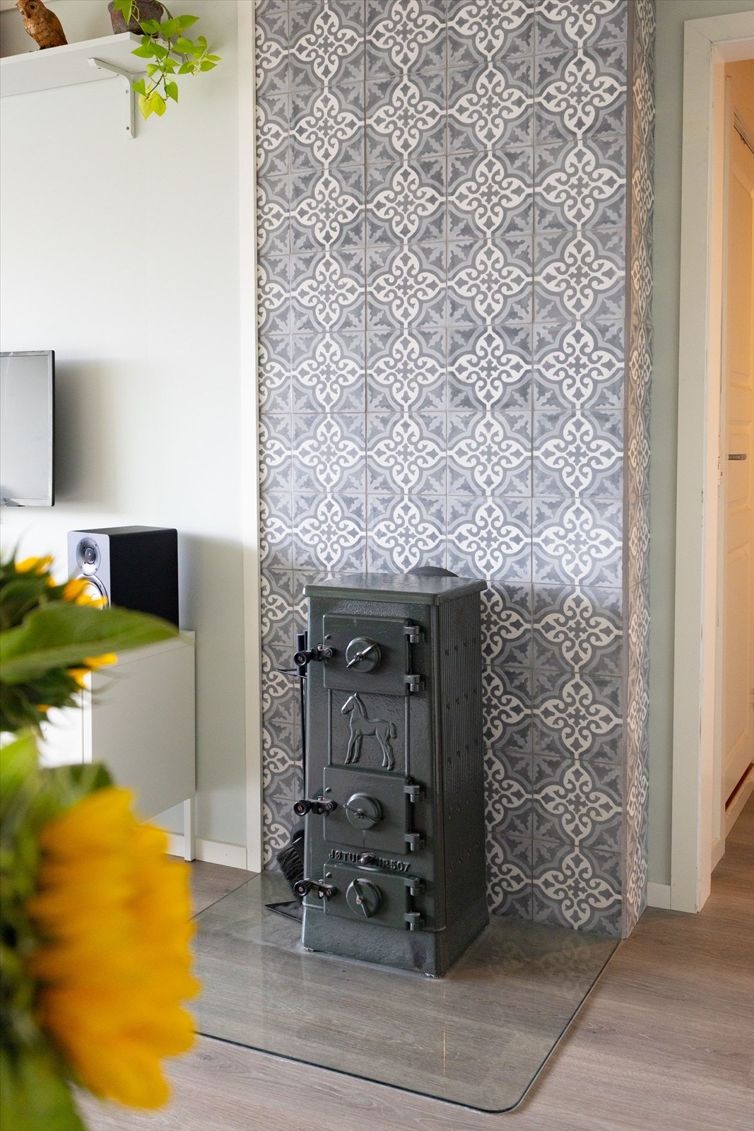 Det er også vedovn med dekorative marokkanske fliser på veggene, som gir et lunt uttrykk. Galleribilde