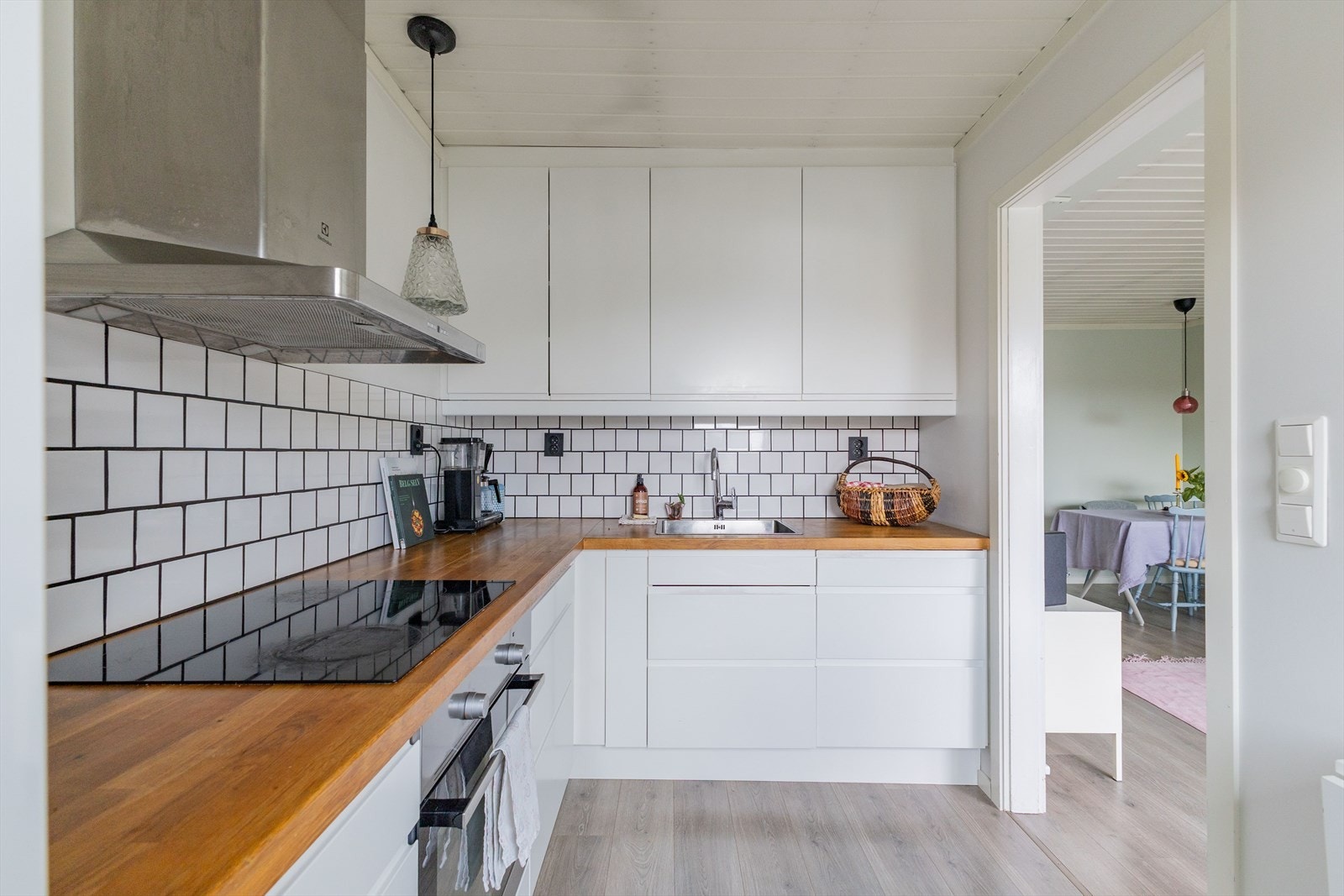 Det er integrert komfyr, platetopp og oppvaskmaskin og frittstående kjøle-/fryseskap. God plass til øvrig innredning eller oppbevaring langs vegg også. Galleribilde