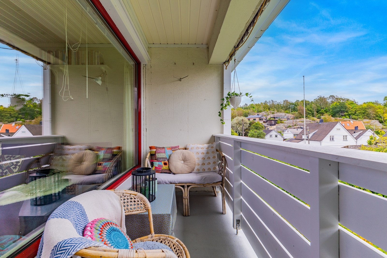 Fra stuen er det utgang til solrik sørvendt balkong. Galleribilde