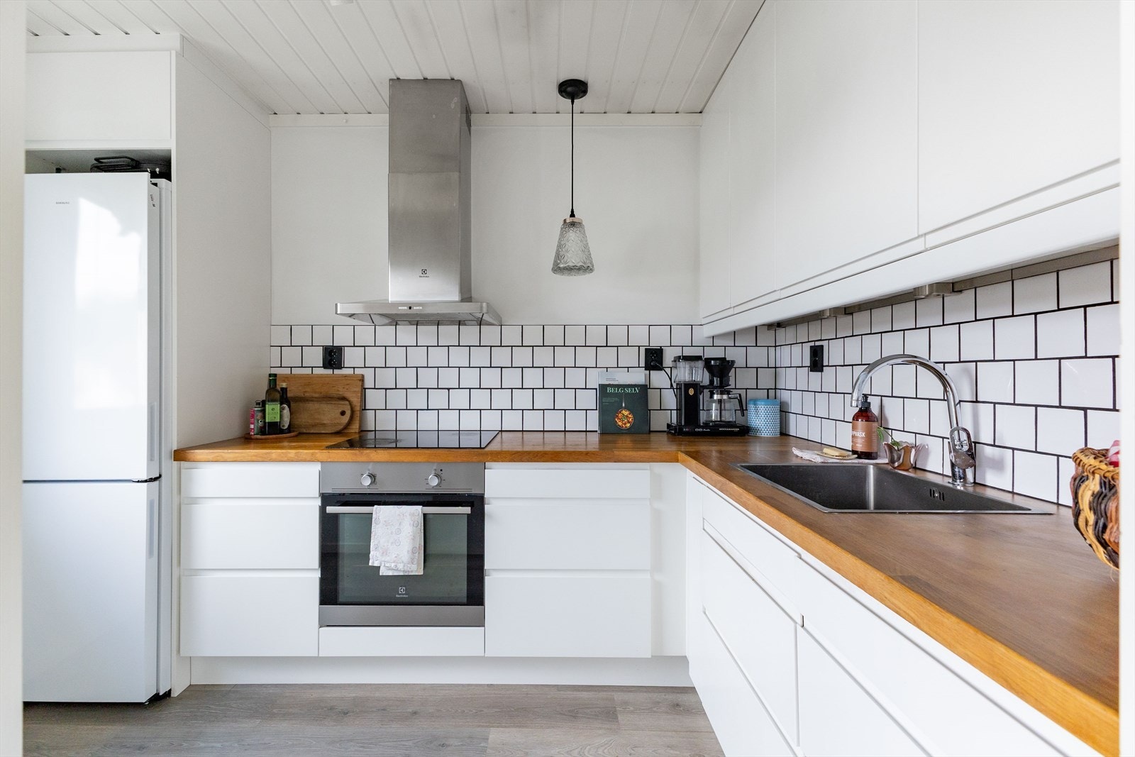 Kjøkkenet fremstår moderne og lekker og har innredning med overskap på én side. Galleribilde