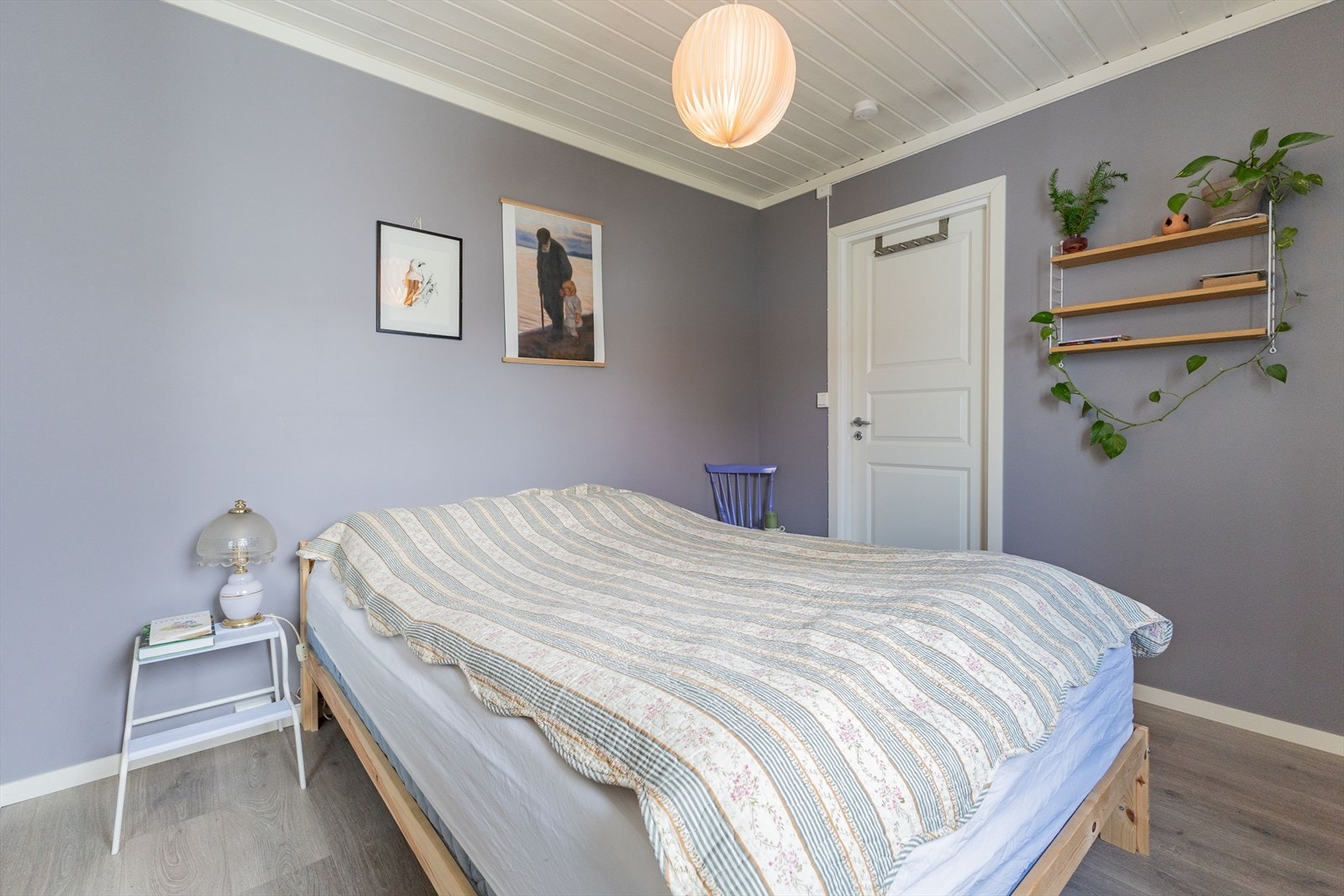 Hovedsoverommet har god plass til dobbeltseng og det er godt med oppbevaringsplass skyvedørsgardoben, som går langs hele den ene langveggen. Galleribilde