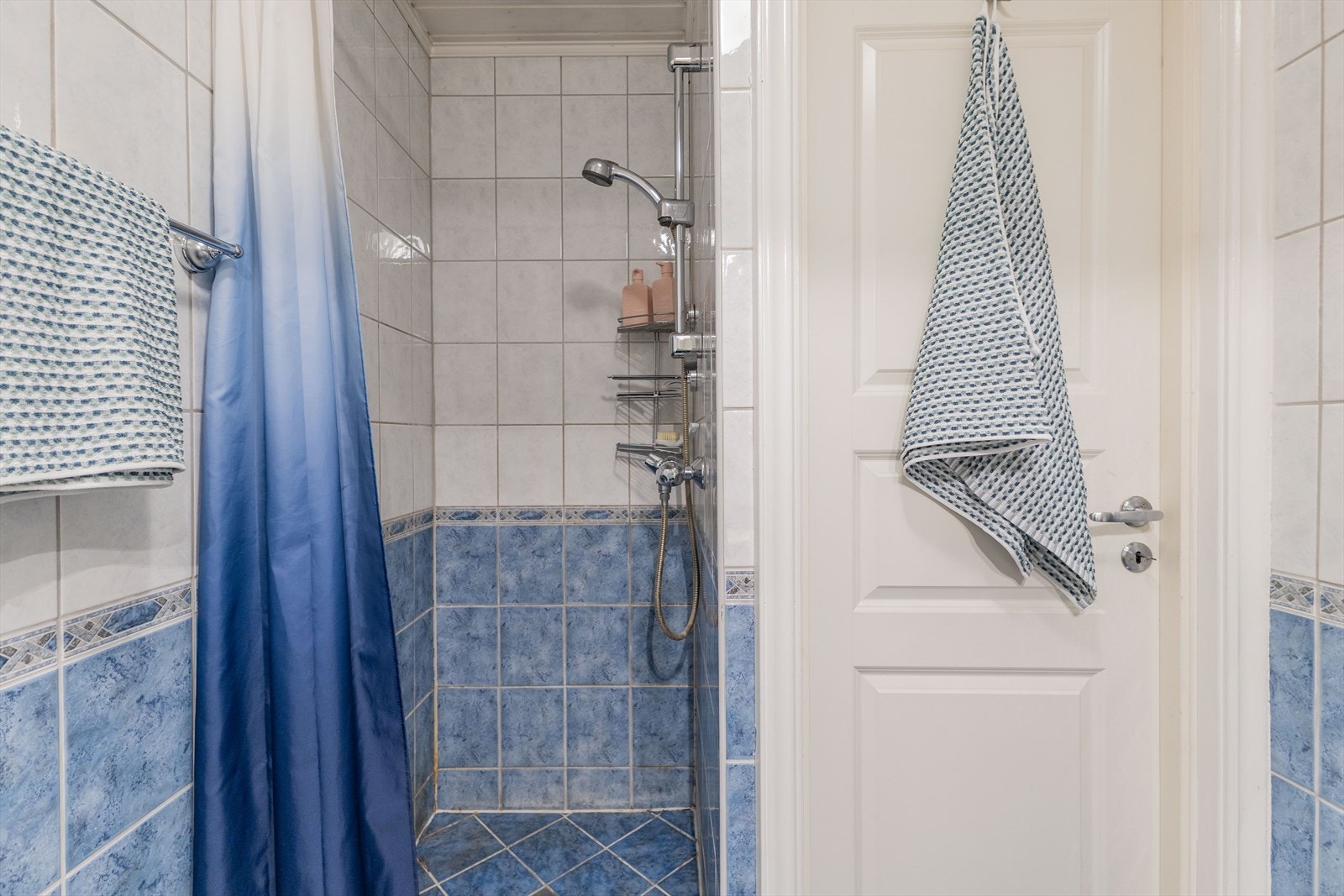 Baderommet er innredet med servant med innredning, toalett, dusjhjørne-/sone, samt opplegg for vaskemaskin og tørketrommel. Det er varmekabler på baderommet. Galleribilde