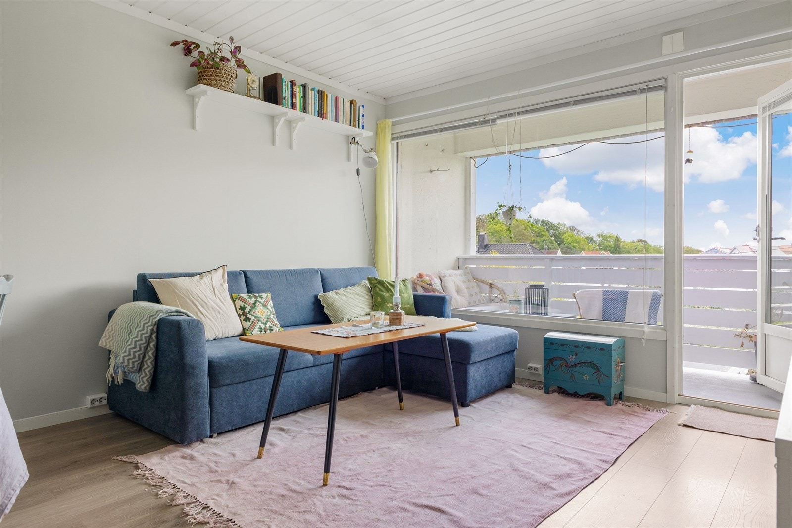 Fra entréen / gangen er det inngang til stue. Her er det god plass til større spise-/sofagruppe. Galleribilde