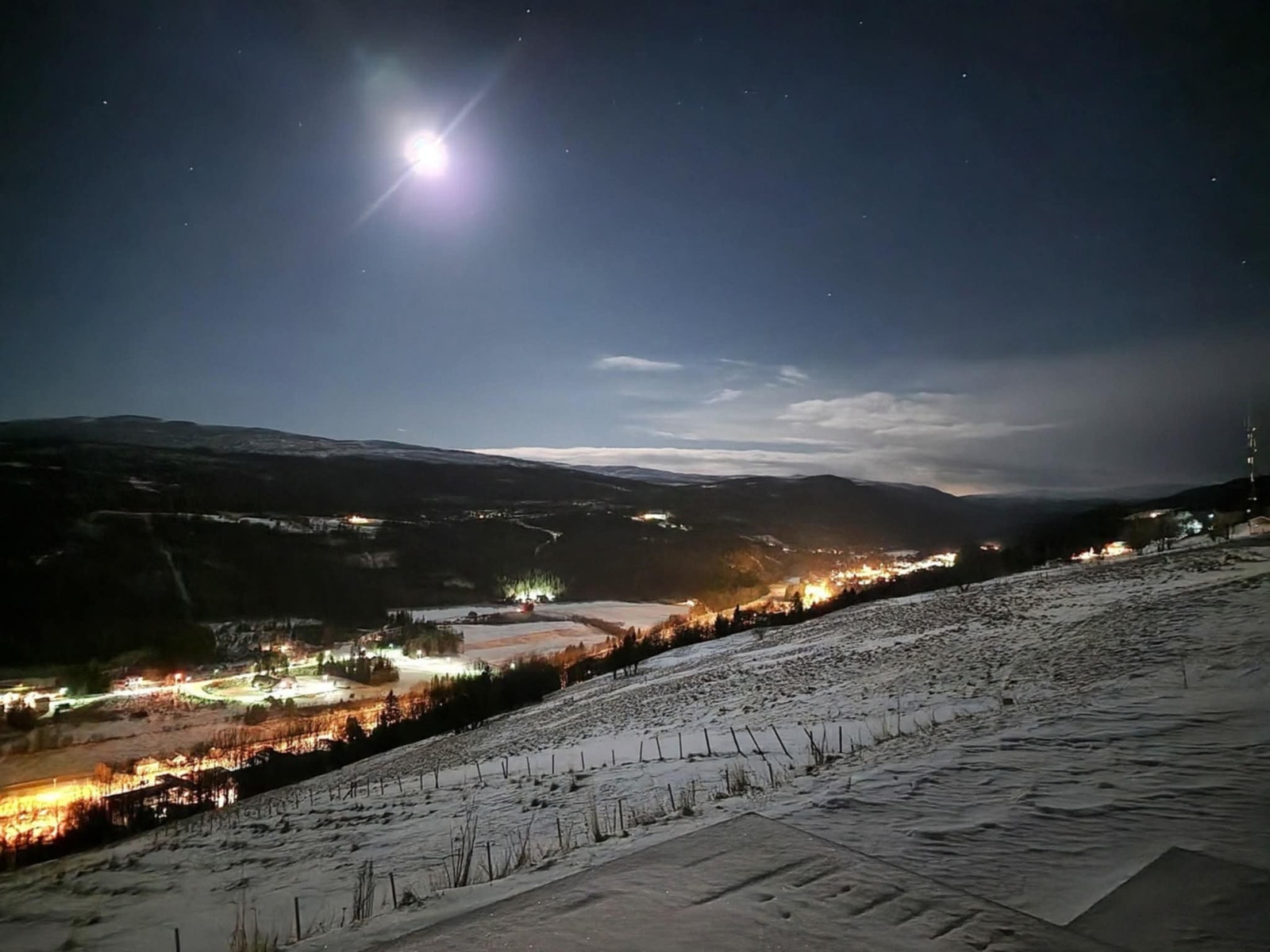 Foto: Grunneier. Kveldstur i måneskinn med utsikt over bygda Galleribilde