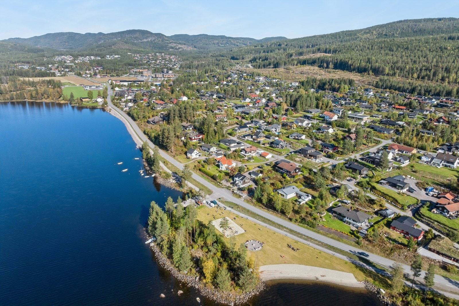 Boligen har sentral beliggenhet med kort avstand til tog og buss, butikker, bensinstasjon, barnehager, barne- og ungdomsskole Galleribilde