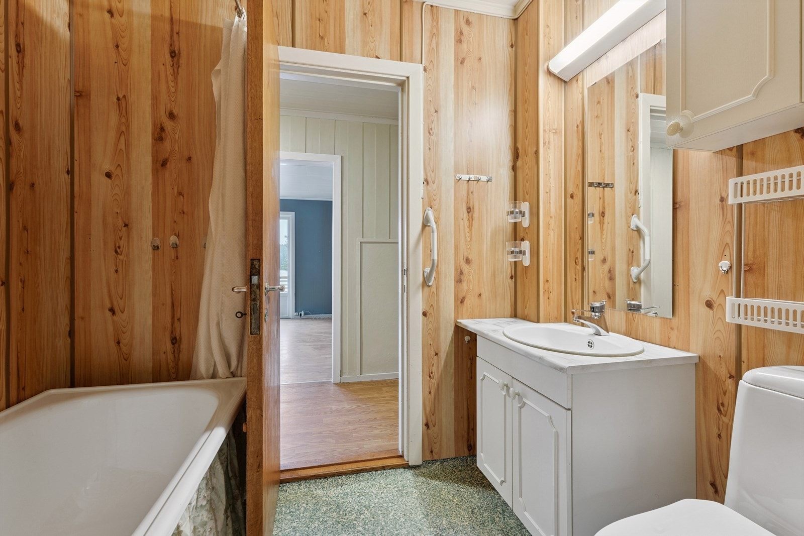 Enkelt bad i 1. etasje Galleribilde