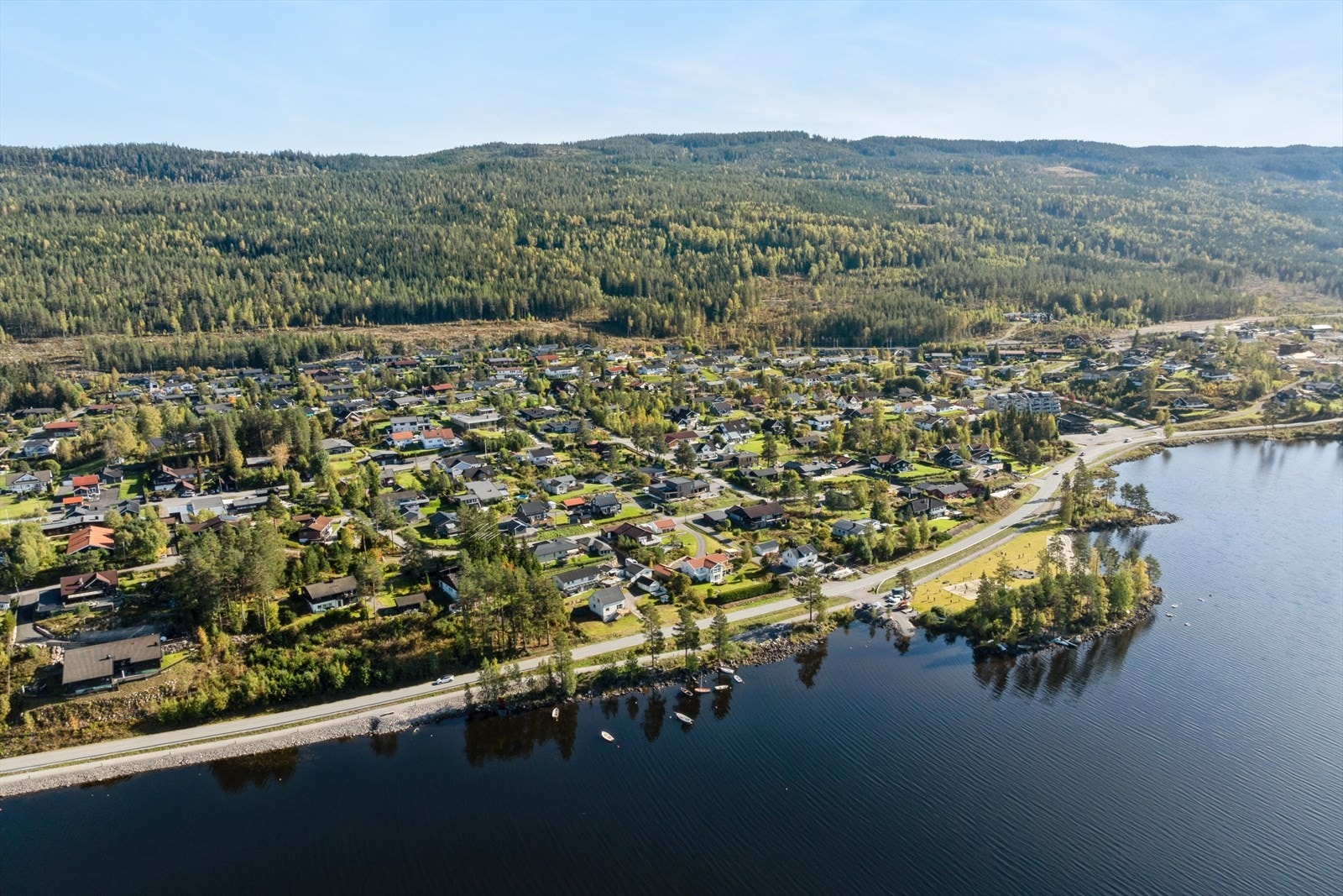 Harestua kombinerer naturnær beliggenhet med praktisk hverdagsliv. Her får du togforbindelse til Oslo, flotte turområder og alle nødvendige fasiliteter i gangavstand - Velkommen! Galleribilde