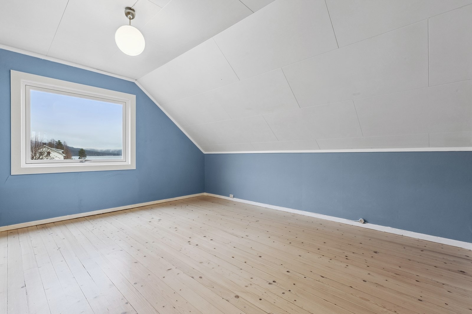 Soverom nr. 1. Det er totalt 3 soverom i 2. etasje, alle har god størrelse Galleribilde