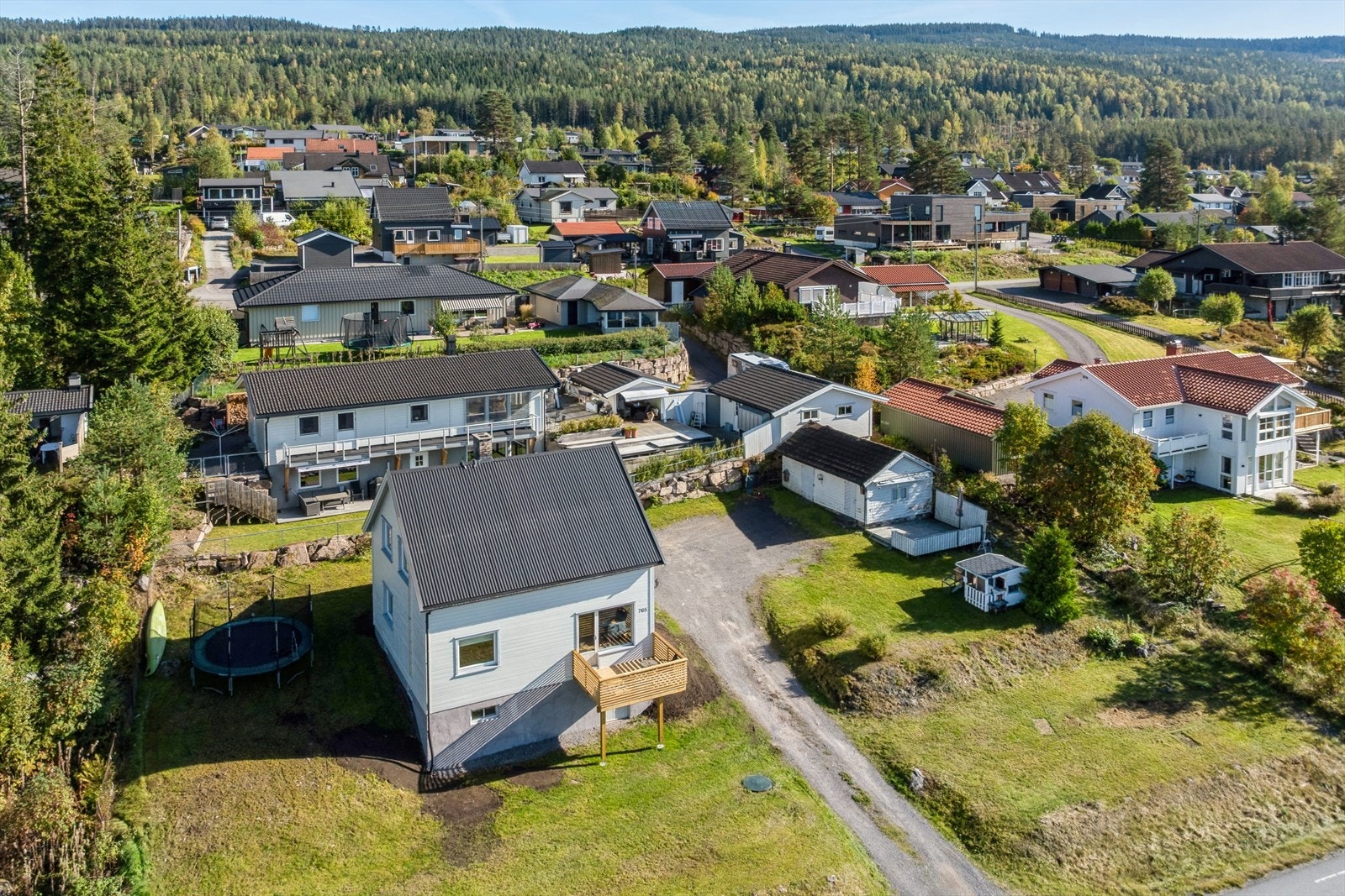 Eneboligen er over to plan + kjeller. I tillegg er det et uthus på ca. 25 m2 Galleribilde