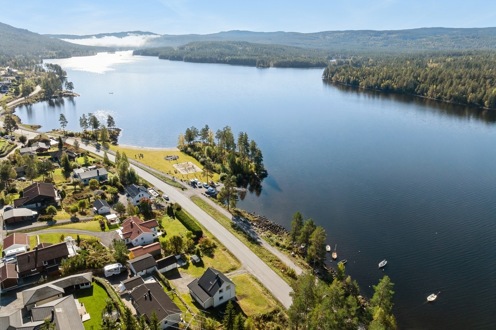 Rett på nedsiden av boligen ligger nyåpnet tursti. Videre ligger nyetablert sandvolleyballbane, stort gress- og grillområde rett bortenfor Galleribilde