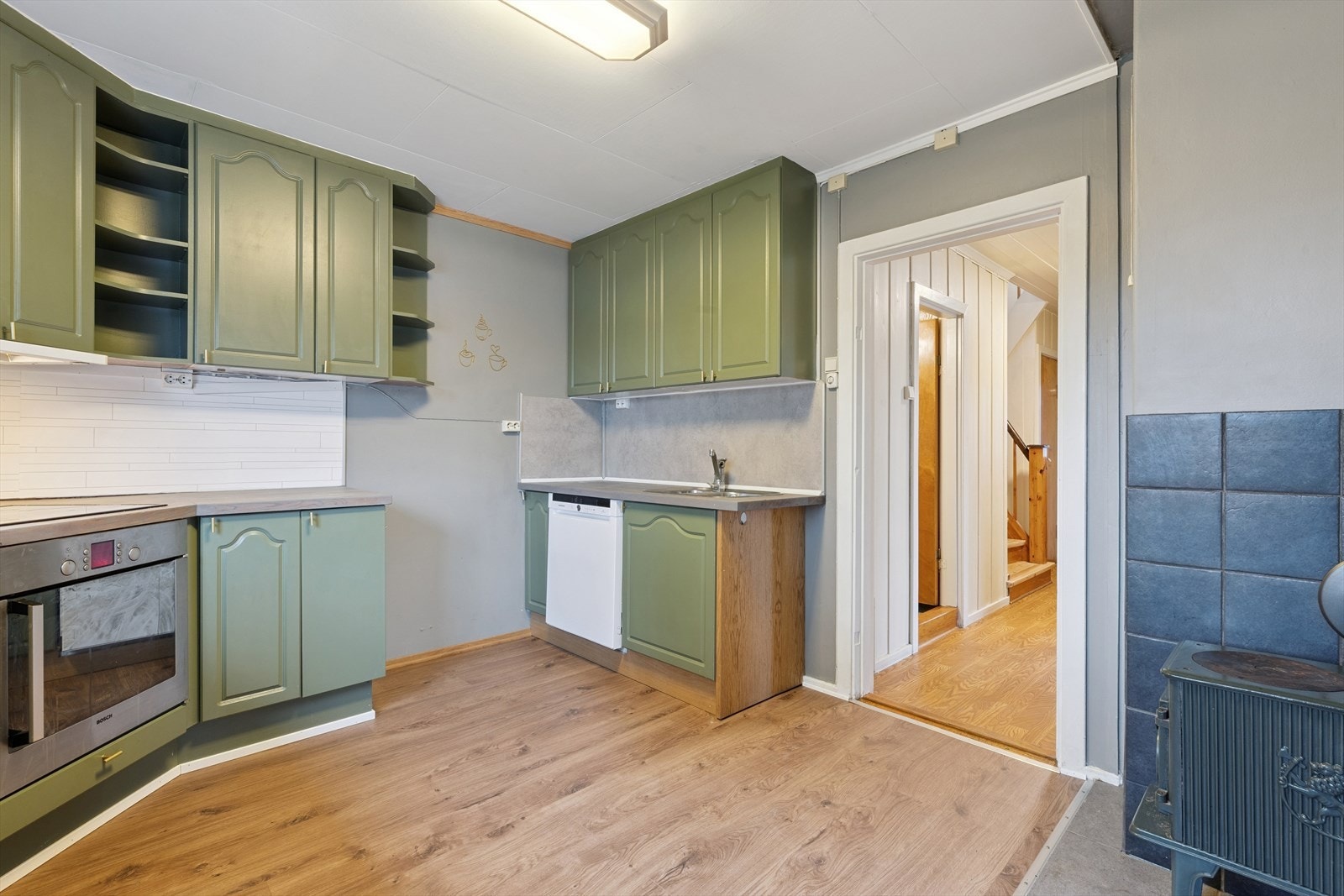 Kjøkkenet har malte profilerte fronter Galleribilde