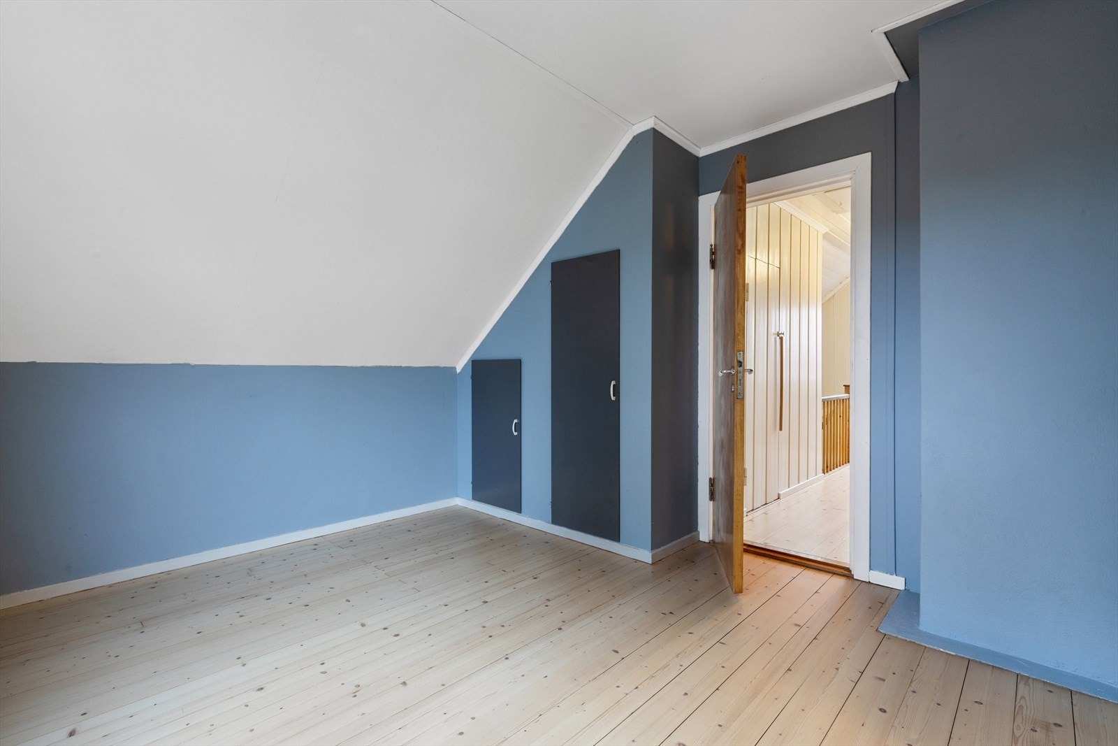 Originale tregulv på soverommene gir en varm og tidløs atmosfære Galleribilde