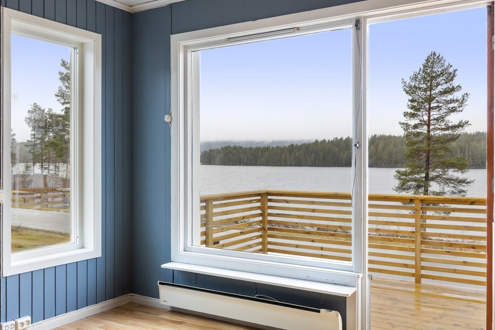 Stuen har utgang til balkong. Den gamle betongbalkongen ble revet nå i sommer og erstattet med en bygget i tre Galleribilde