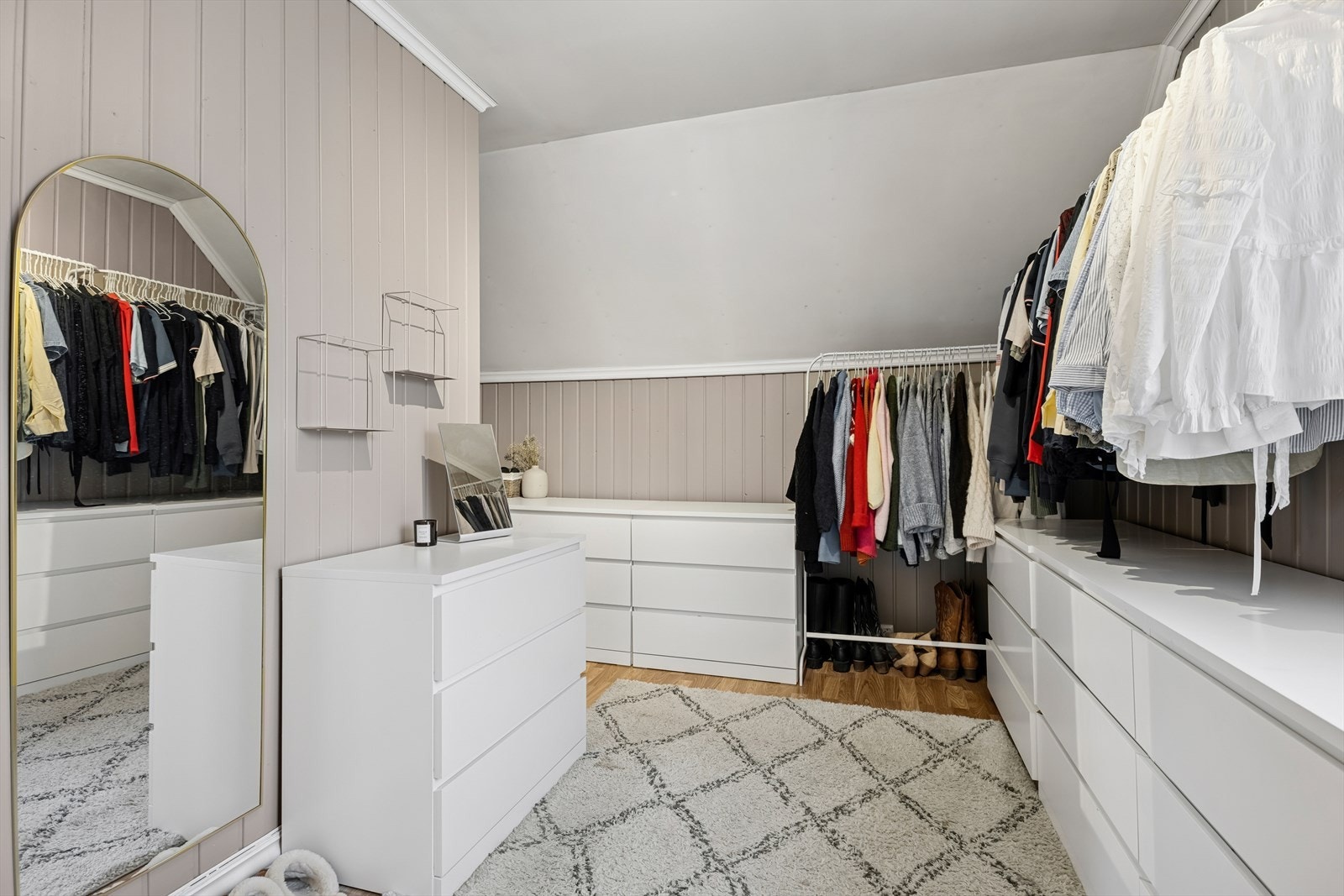 I andre etasje finner man også et romslig garderoberom som gir god lagringsplass. Galleribilde