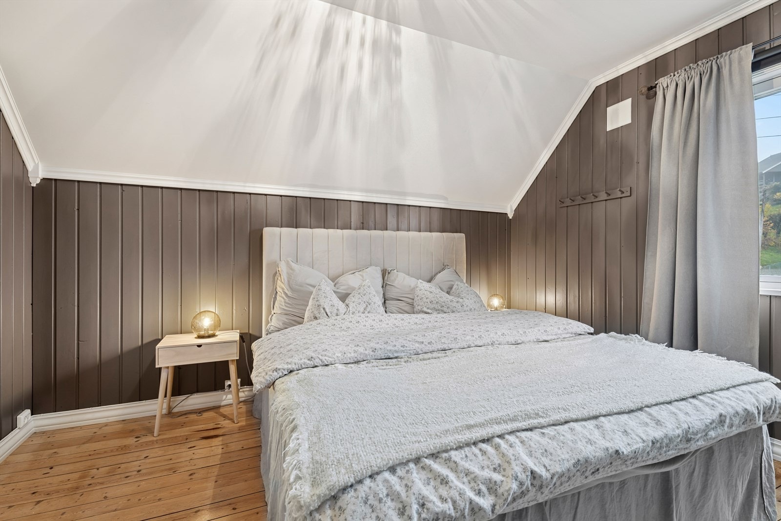 Her har man god plass til å møblere med dobbeltseng og tilhørende nattbord. Galleribilde