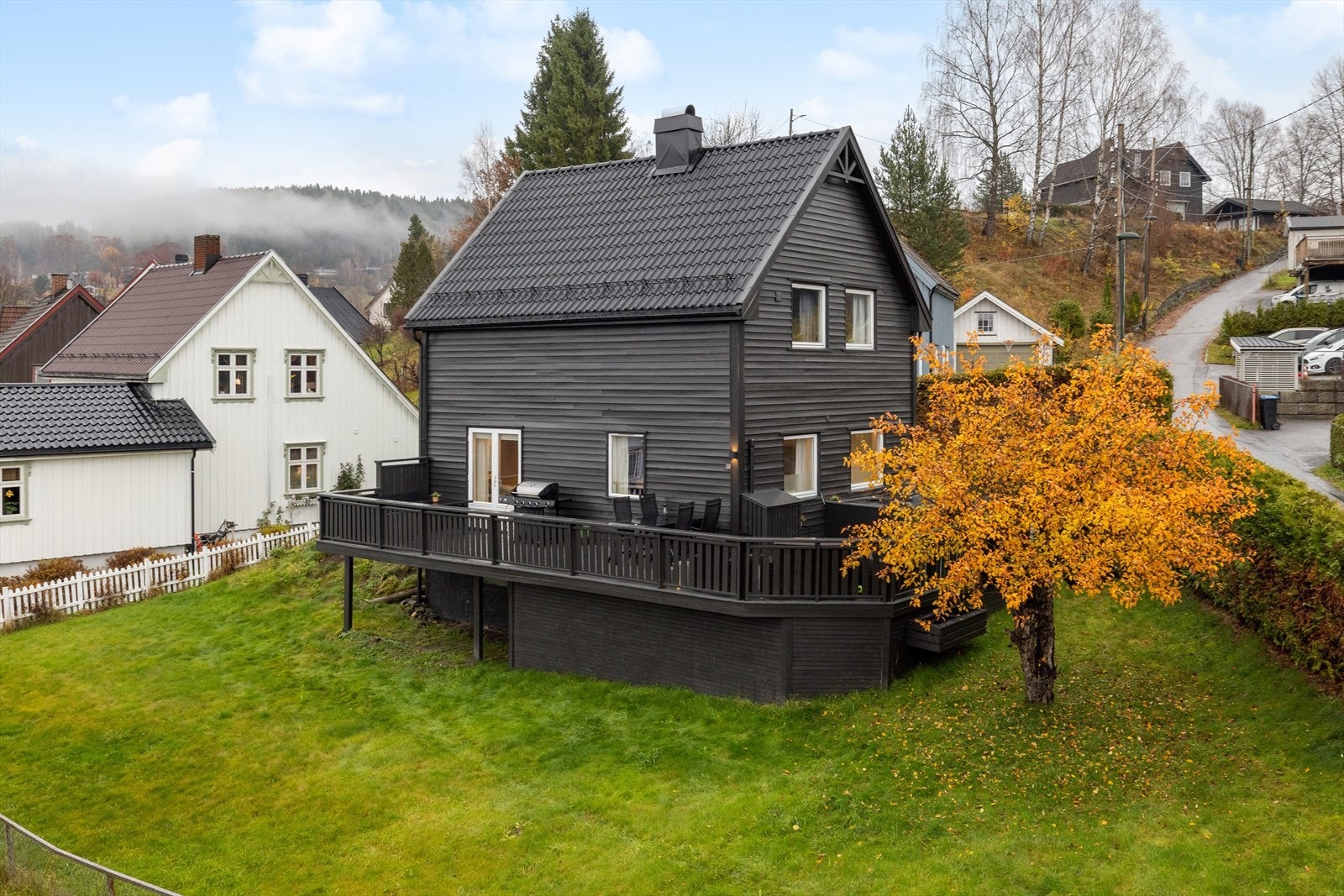 DNB Eiendom V/Martin Andreas Roland har gleden av å presentere Hegneskottet 2 - En modernisert enebolig over tre etasjer med stor, tilhørende tomt. Galleribilde