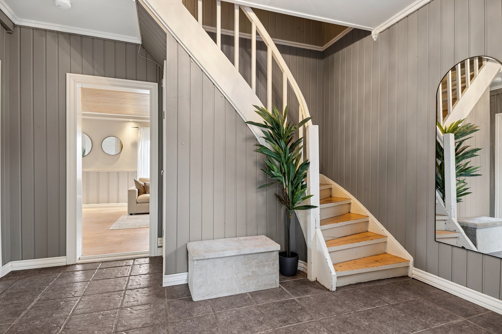 En romslig og flislagt gang gir et godt førsteinntrykk av boligen. Galleribilde