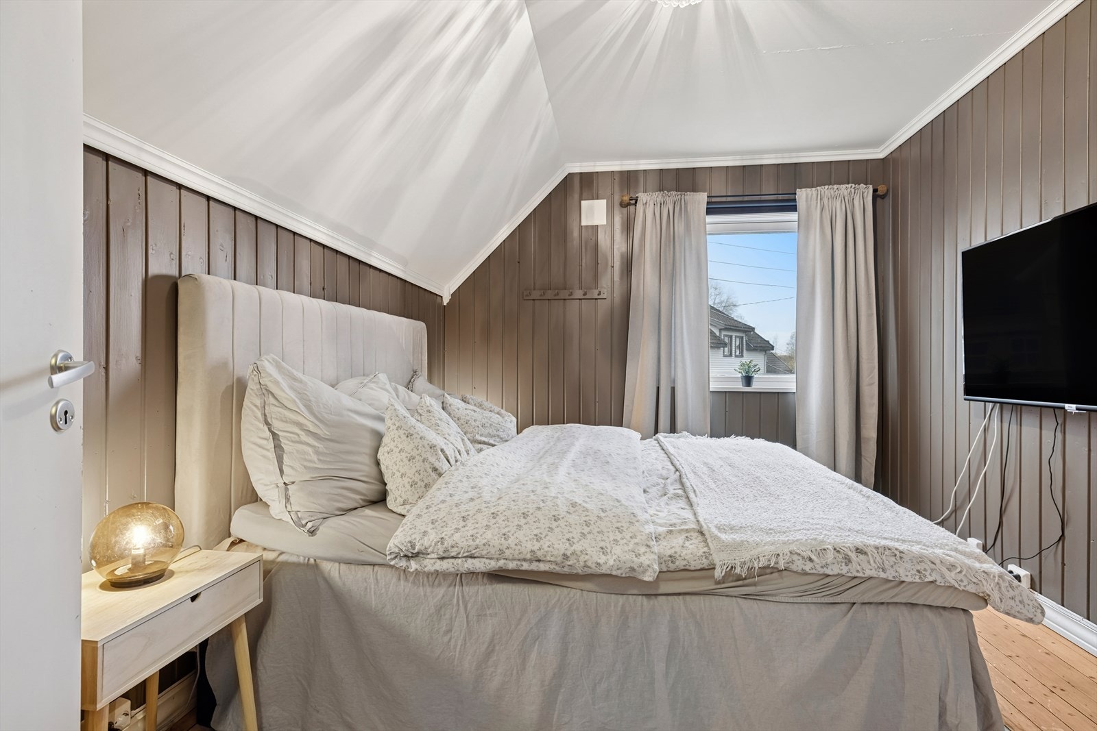 Hovedsoverommet er av god størrelse og malt i en behagelig og mørk tone. Galleribilde