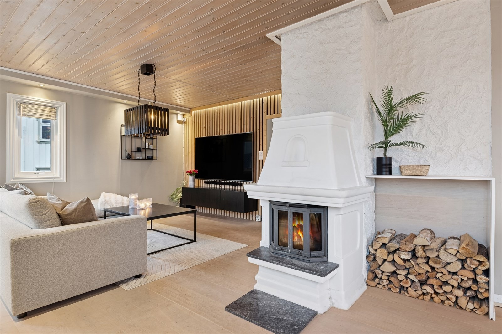 Her har man god plass til å møblere med både sofa og spisegruppe. Galleribilde