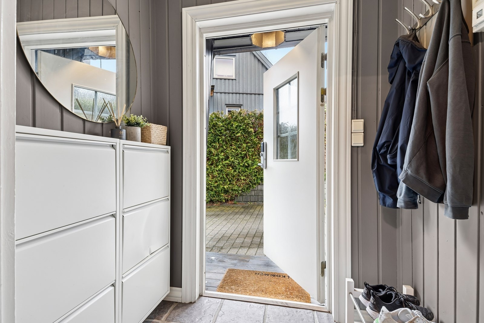 i entreen har man god plass til å henge fra seg yttertøy og sko. Galleribilde