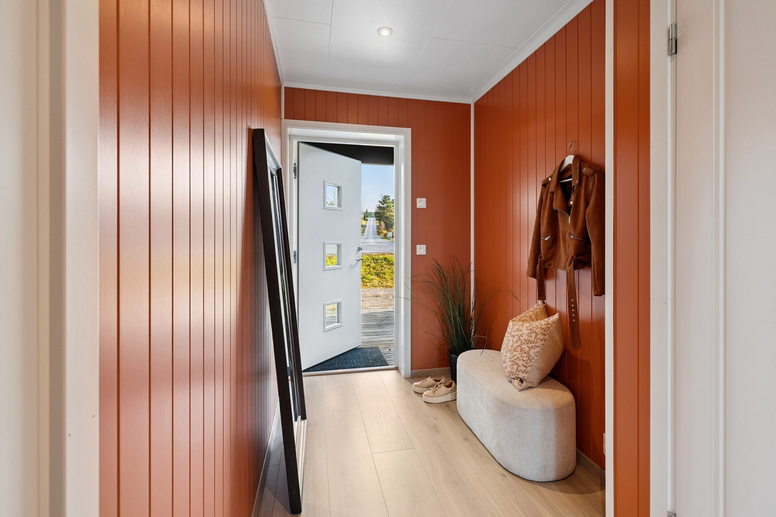 Romslig entré med plass til oppbevaring av yttertøy og sko. Galleribilde