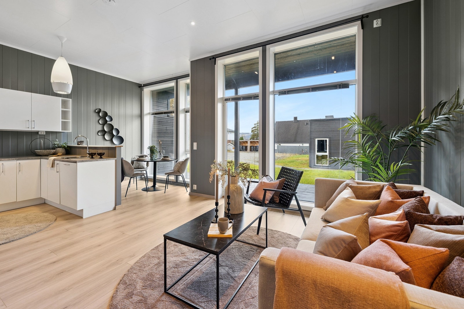 Den åpne løsningen mellom stue og kjøkken legger til rette for et sosialt familieliv. Galleribilde