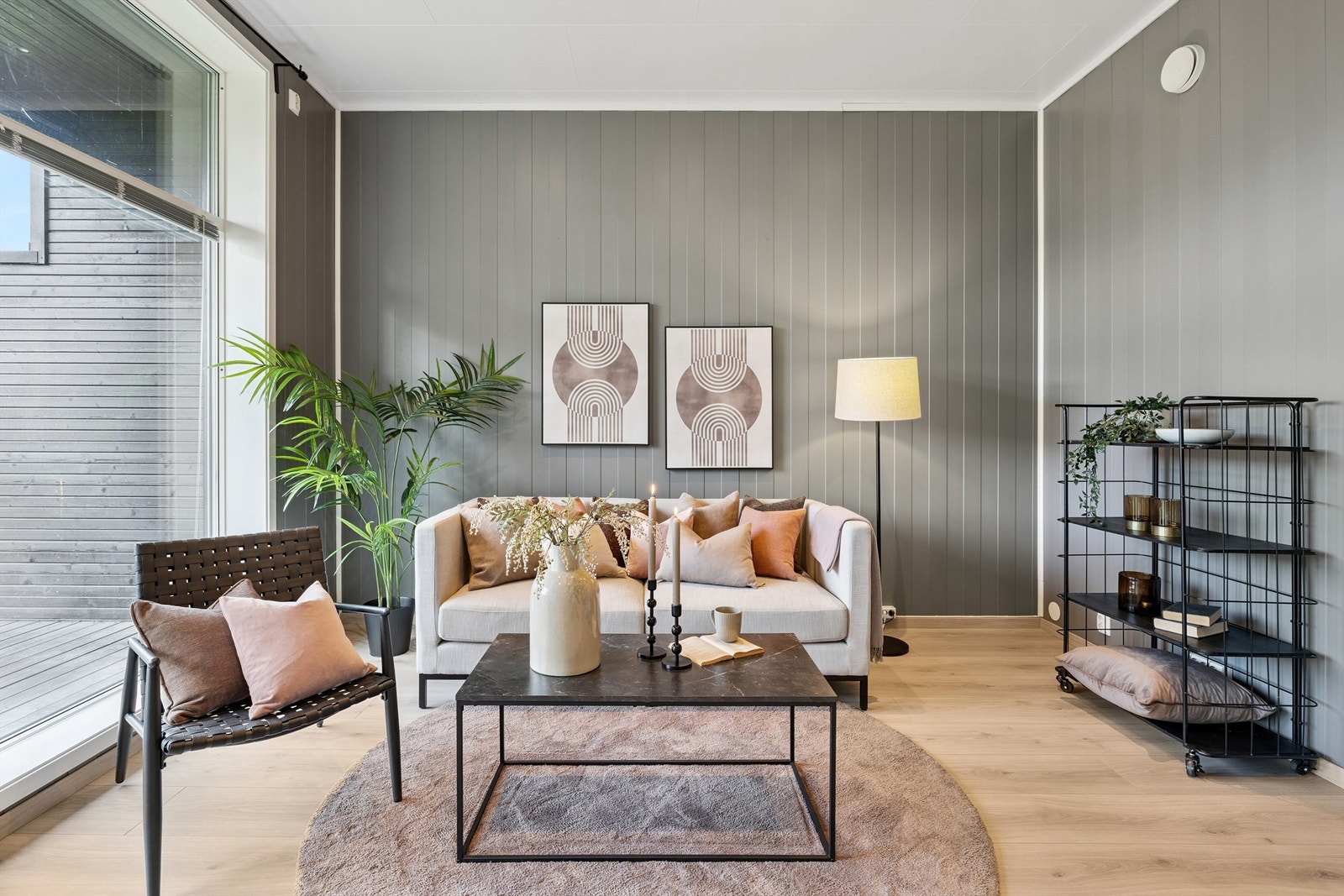 Gjennomgående laminatgulv og panel på veggene skaper et helhetlig inntrykk. Galleribilde