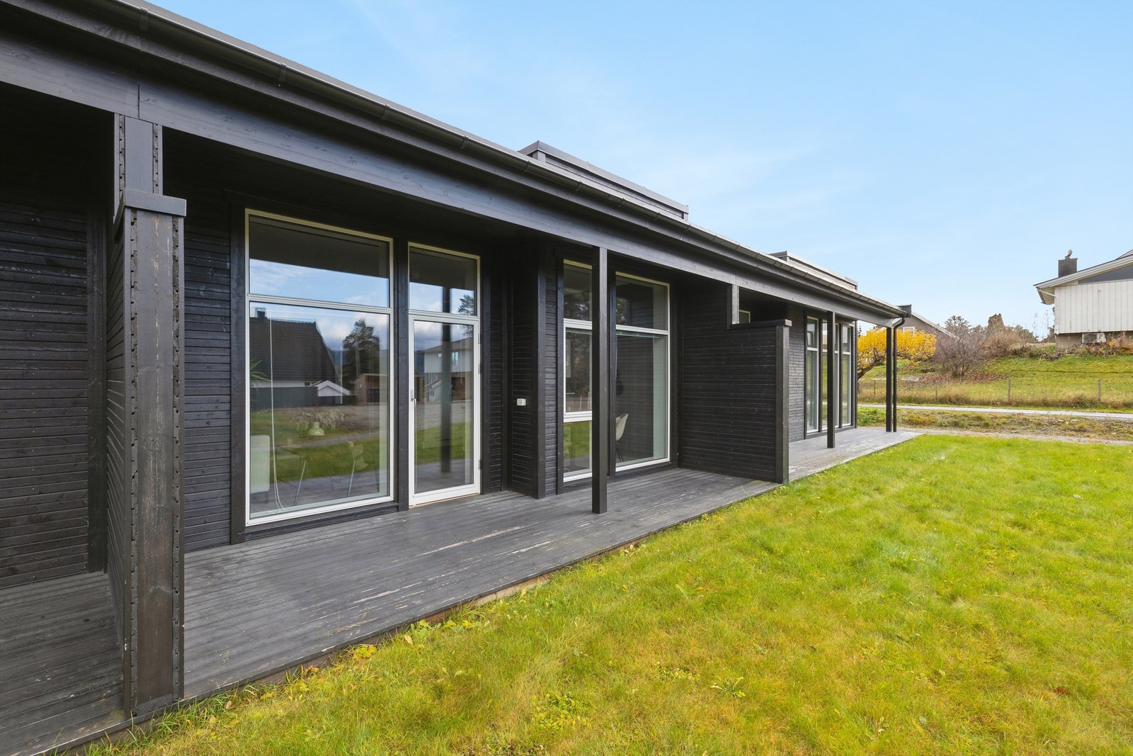 Overbygget markterrasse med direkte utgang fra stuen. Galleribilde