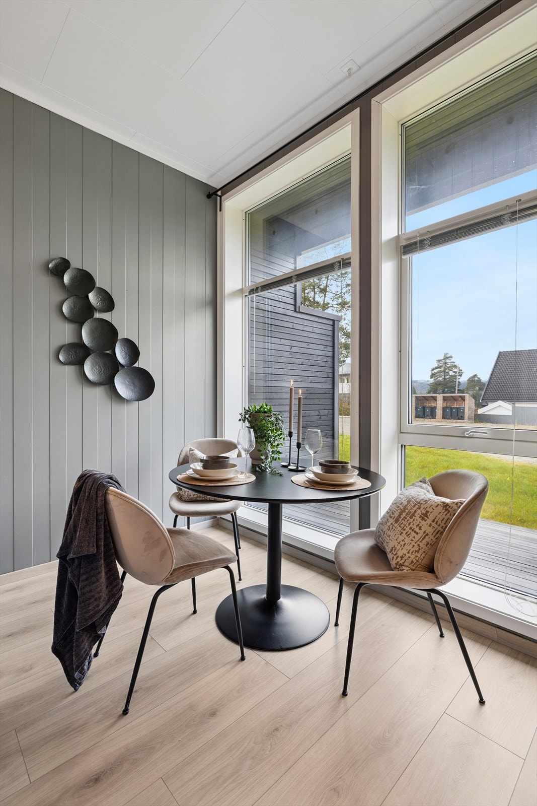 Spiseplassen er plassert ved vinduet og har plass til en sittegruppe. Galleribilde