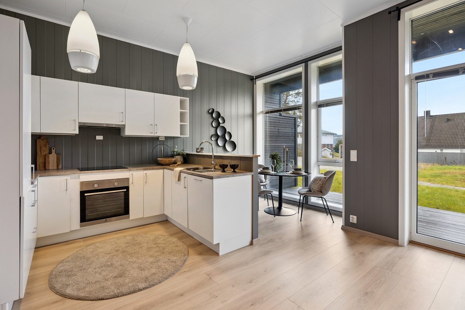 God takhøyde og store vinduer preger det sosiale allrommet. Galleribilde