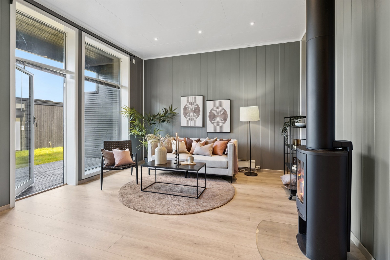 Store vindusflater slipper inn rikelig med naturlig lys og gir en god romfølelse. Galleribilde