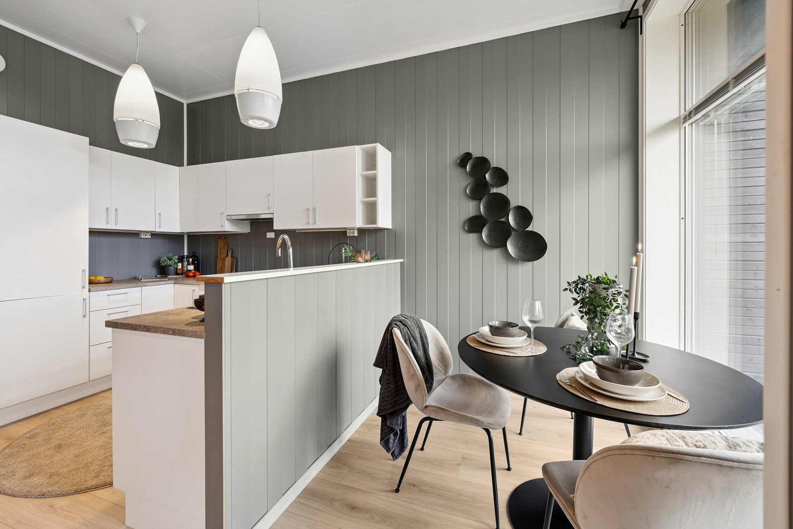 Kjøkkenet har en praktisk halvøy som definerer sonen mot spiseplassen. Galleribilde