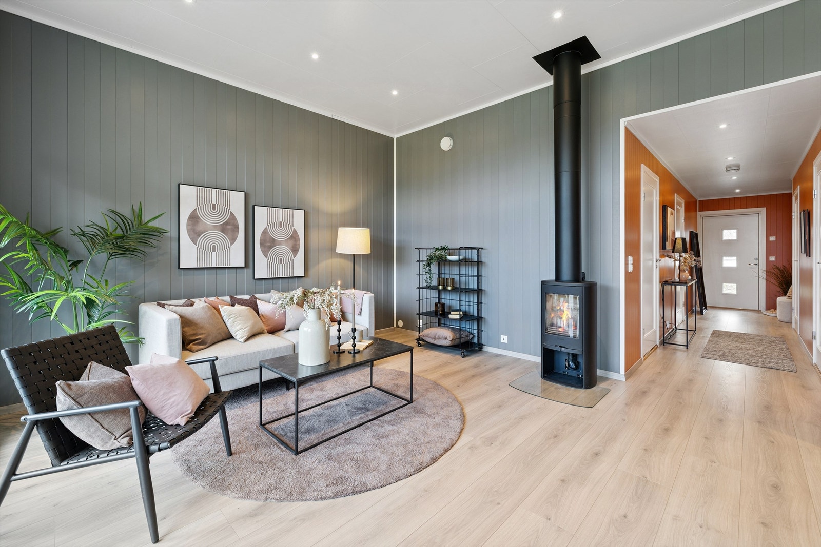 Fra stuen er det en åpen og naturlig overgang til boligens øvrige rom. Galleribilde