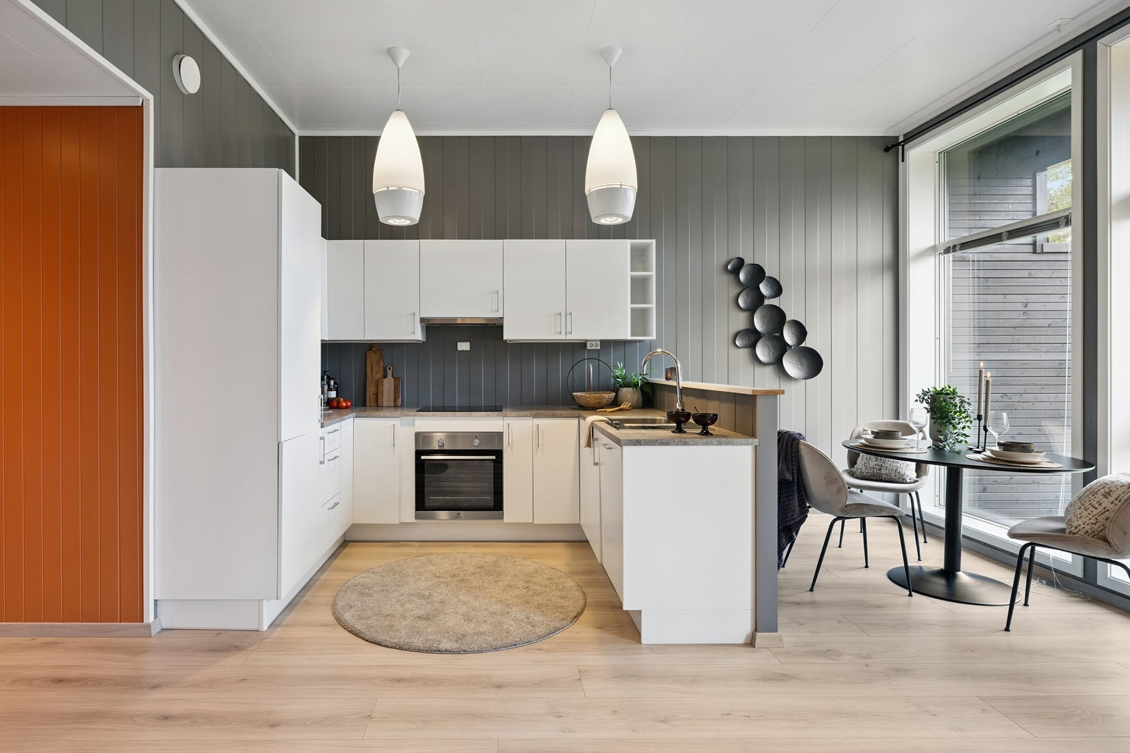 Kjøkkenet er funksjonelt utformet med god skap- og benkeplass. Galleribilde