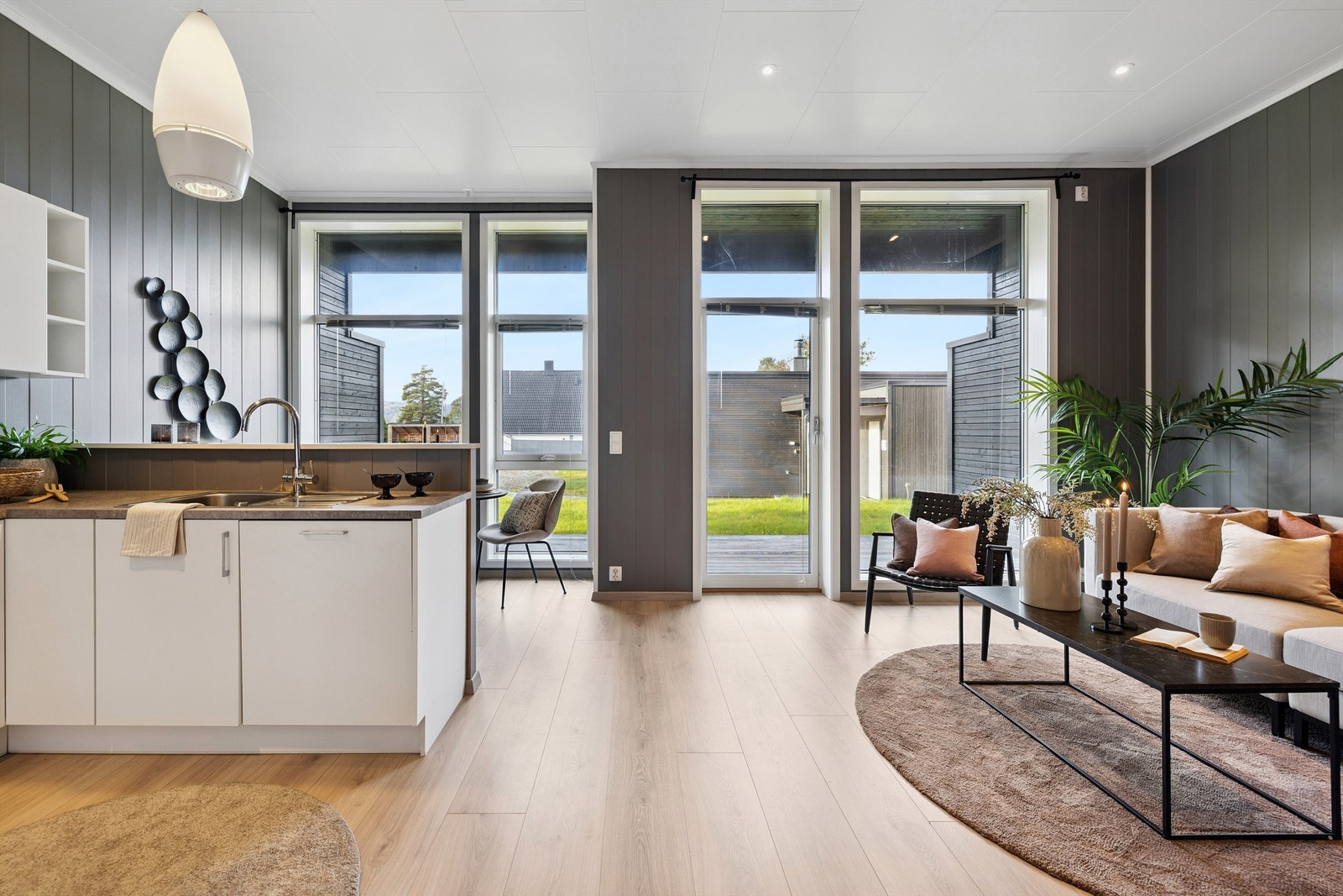 U-formet kjøkken gir en effektiv arbeidsflyt med alt innen rekkevidde. Galleribilde