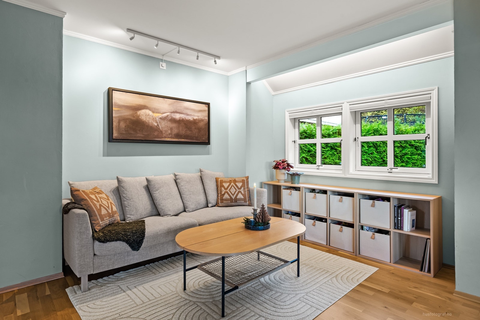 Godt med vindusflater som gir mye naturlig lysinnslipp og fjordutsikt Galleribilde