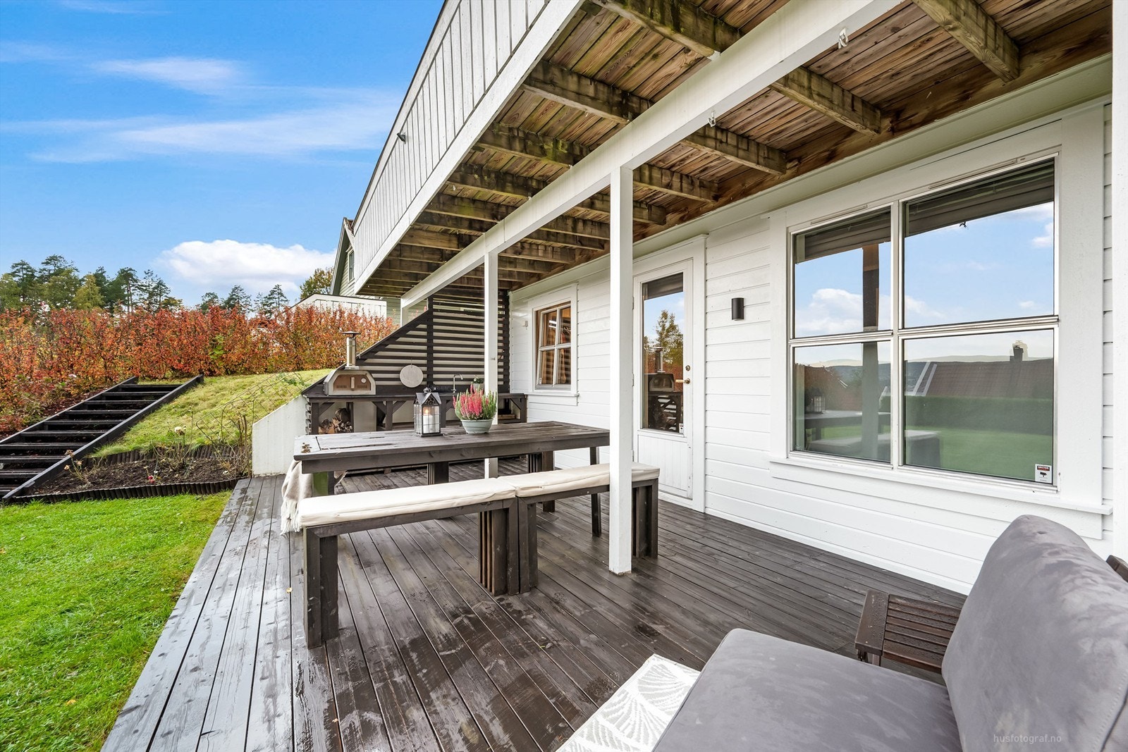 Terrasse med utvendig belysning og strømuttak Galleribilde