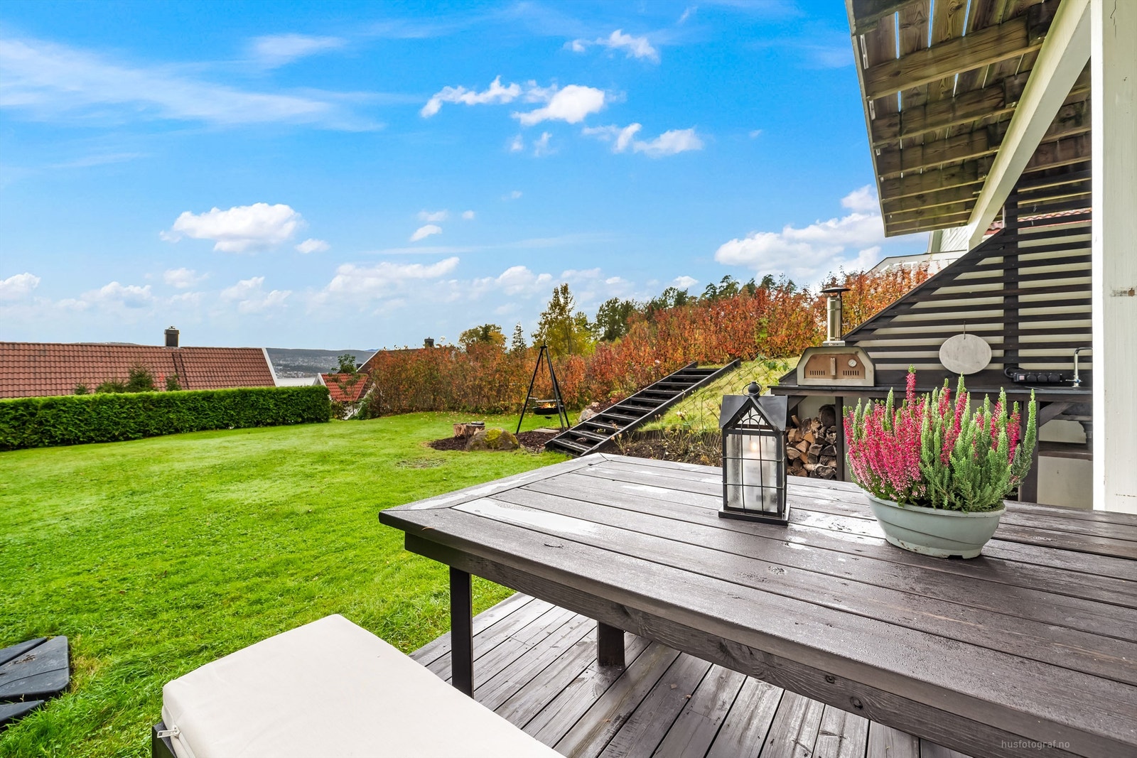 Det er etablert et praktisk utekjøkken med nedfelt oppvaskkum i benkeplaten på terrassen Galleribilde