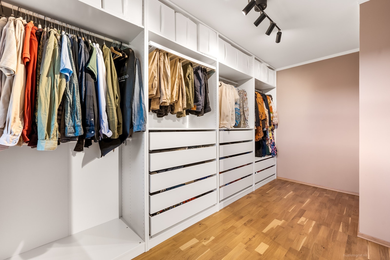 Videre er det tilgang til et soverom som er benyttet som omkledningsrom Galleribilde