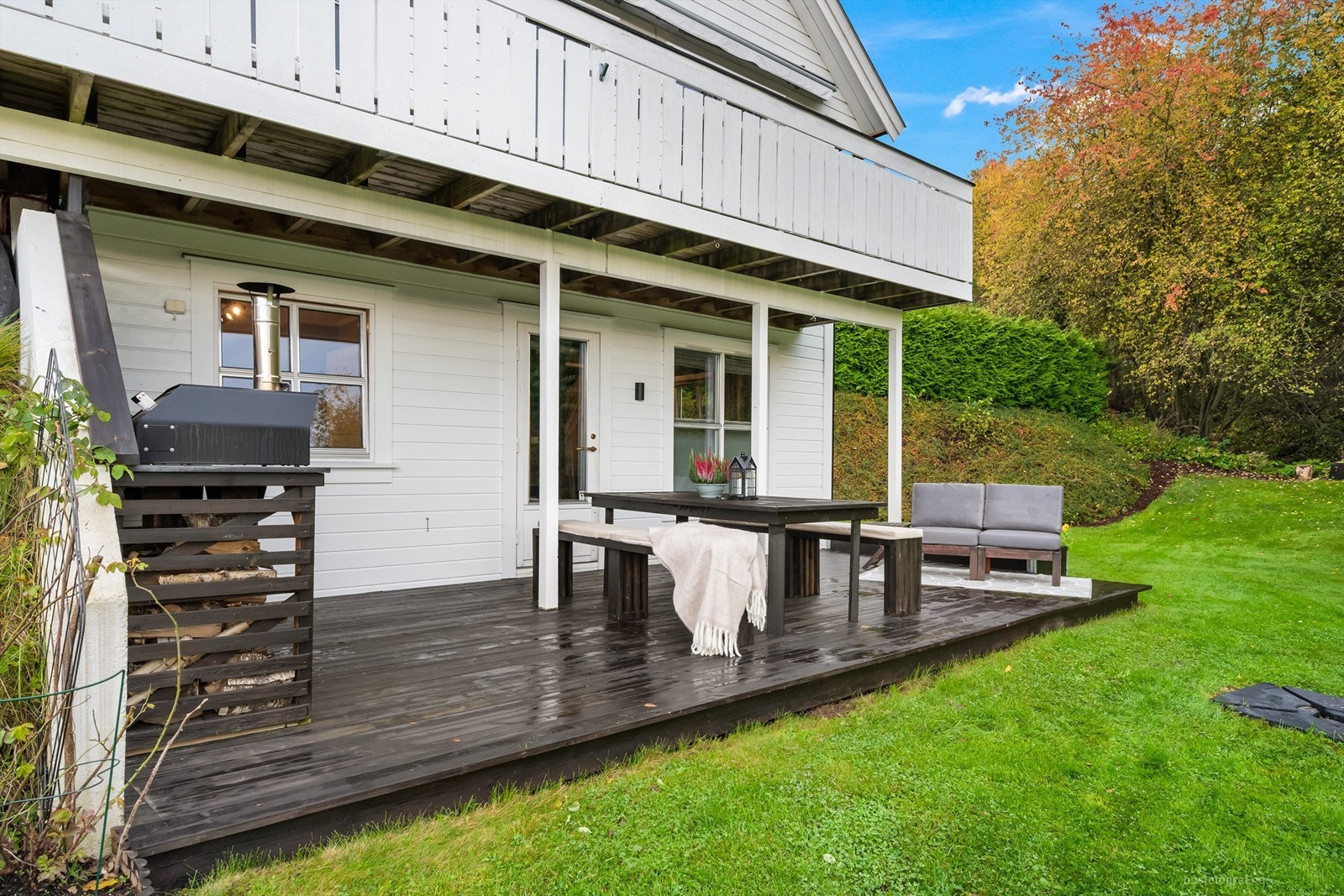 Videre er det direkte adkomst til romslig hageområde med god boltreplass Galleribilde