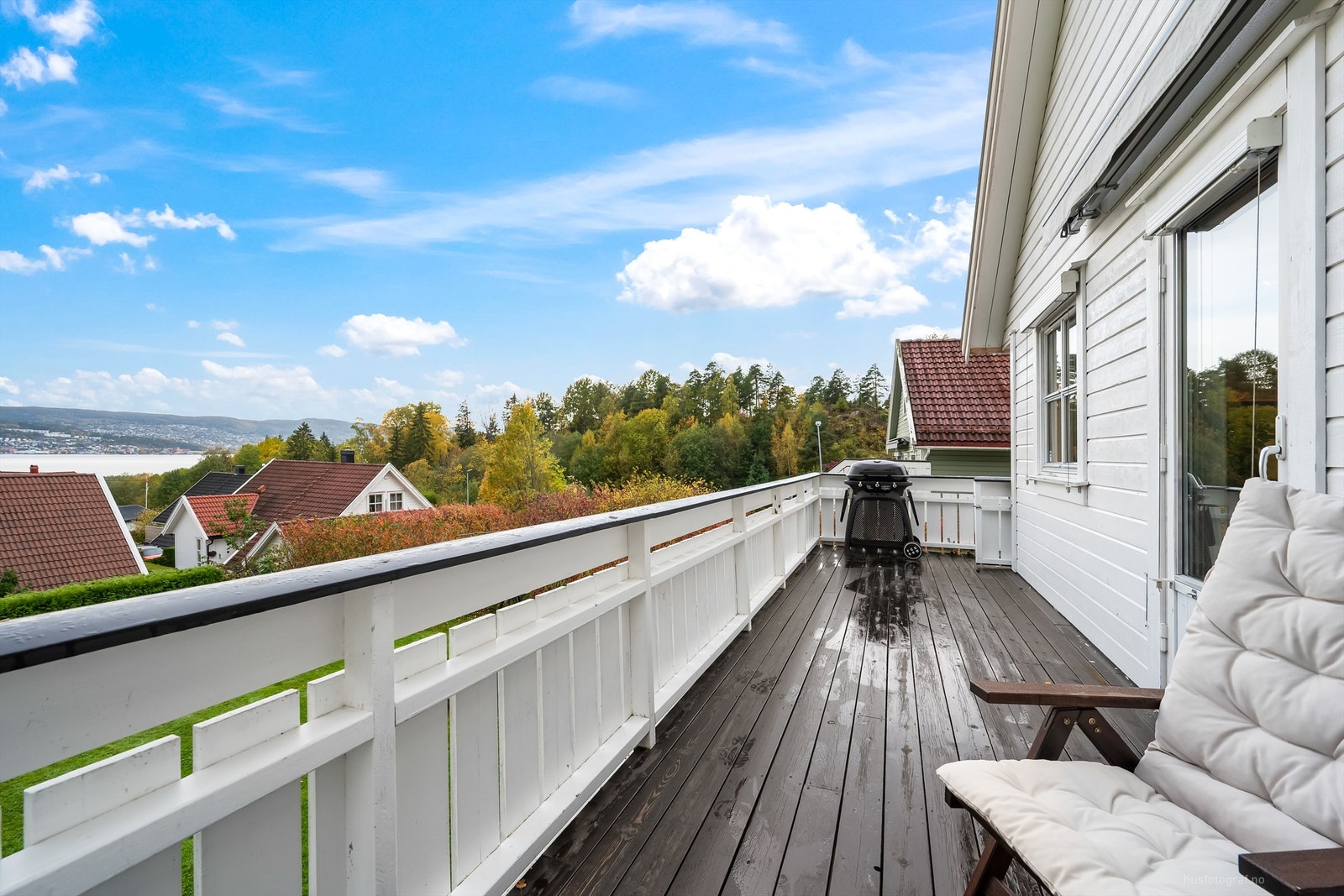 Sol fra morgen til ca. kl. 21.30 (midtsommerstid) iflg. selger Galleribilde