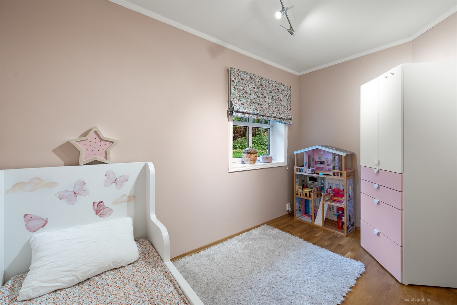 Alle oppholdsrom i underetasjen har gulvvarme Galleribilde