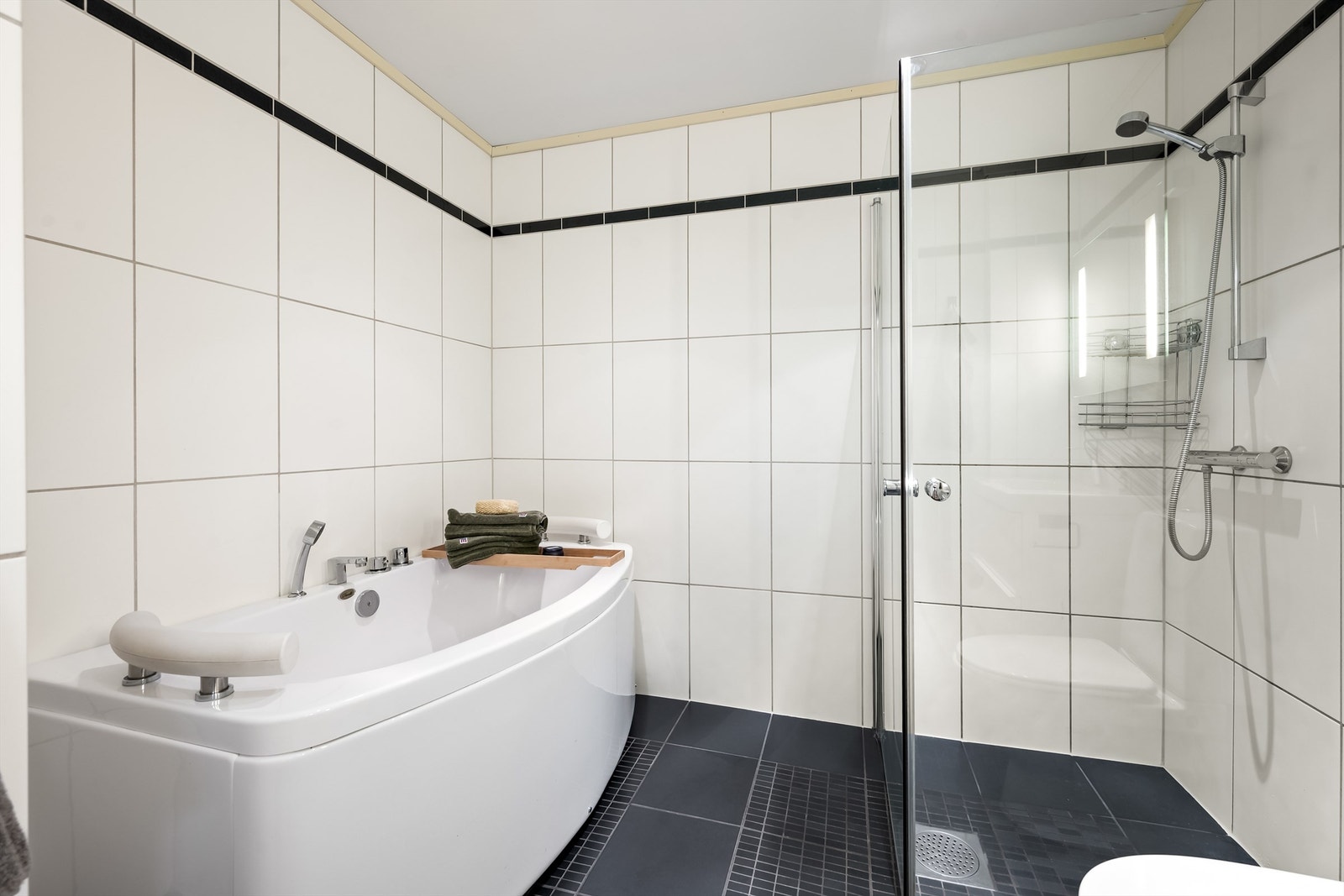 Badet har frittstående badekar og dusjhjørne Galleribilde