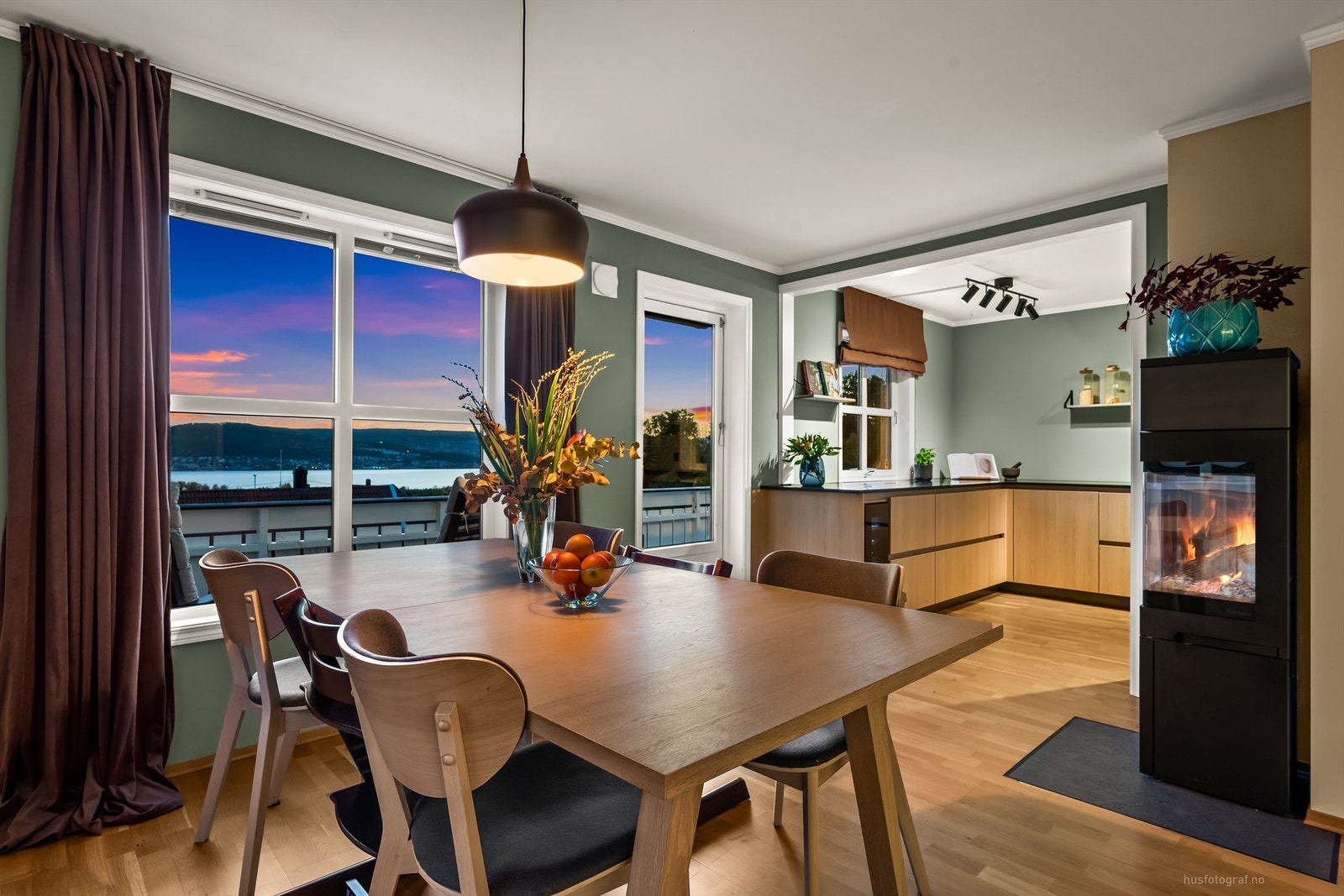 Åpen løsning mellom spisestuen og kjøkkenet Galleribilde