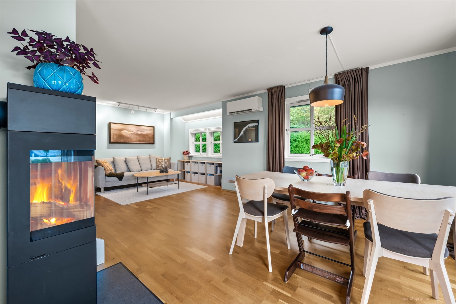 Stue med sofaområde og spiseplass Galleribilde