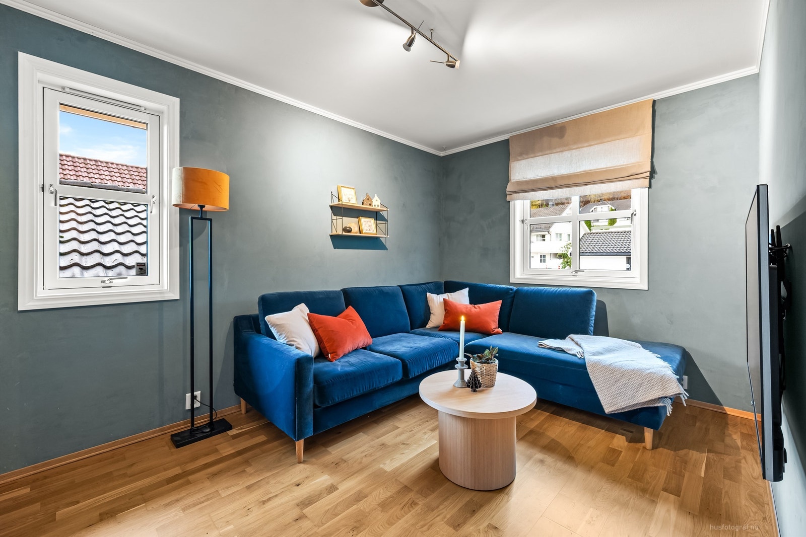 Soverom i 1. etasje er benyttet som tv-stue Galleribilde