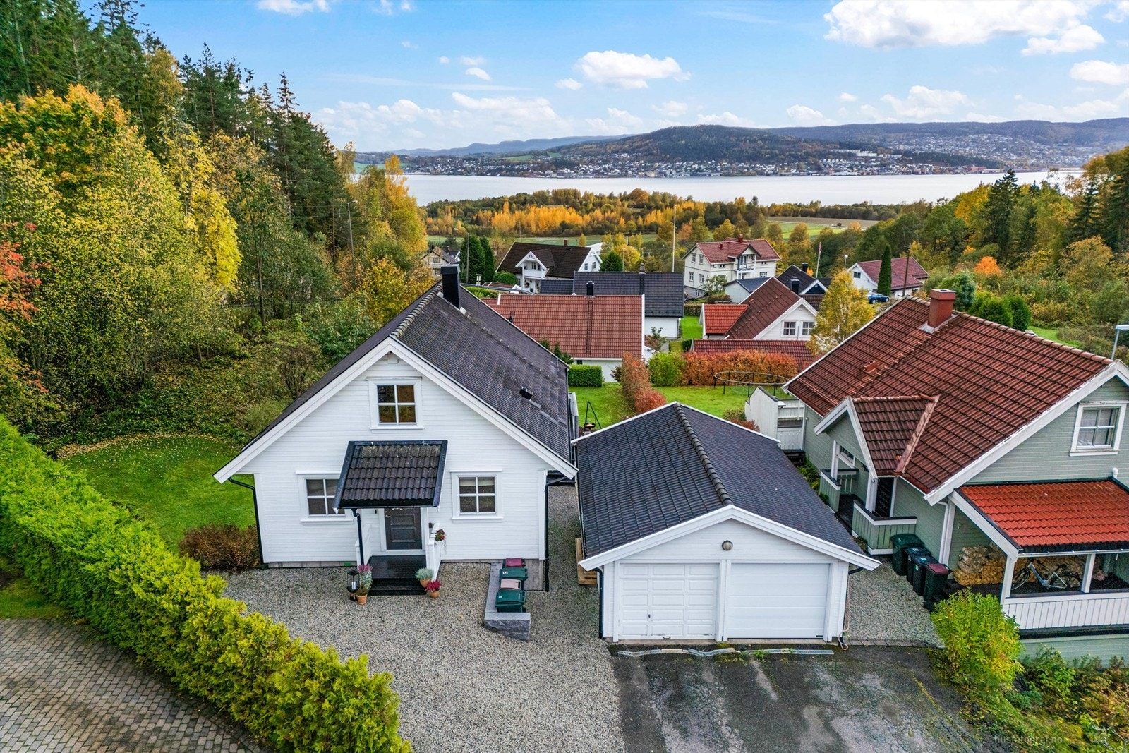 Garasjen har støpt dekke, innlagt strøm, elektrisk leddport av tre og lader for el-bil (2022) Galleribilde