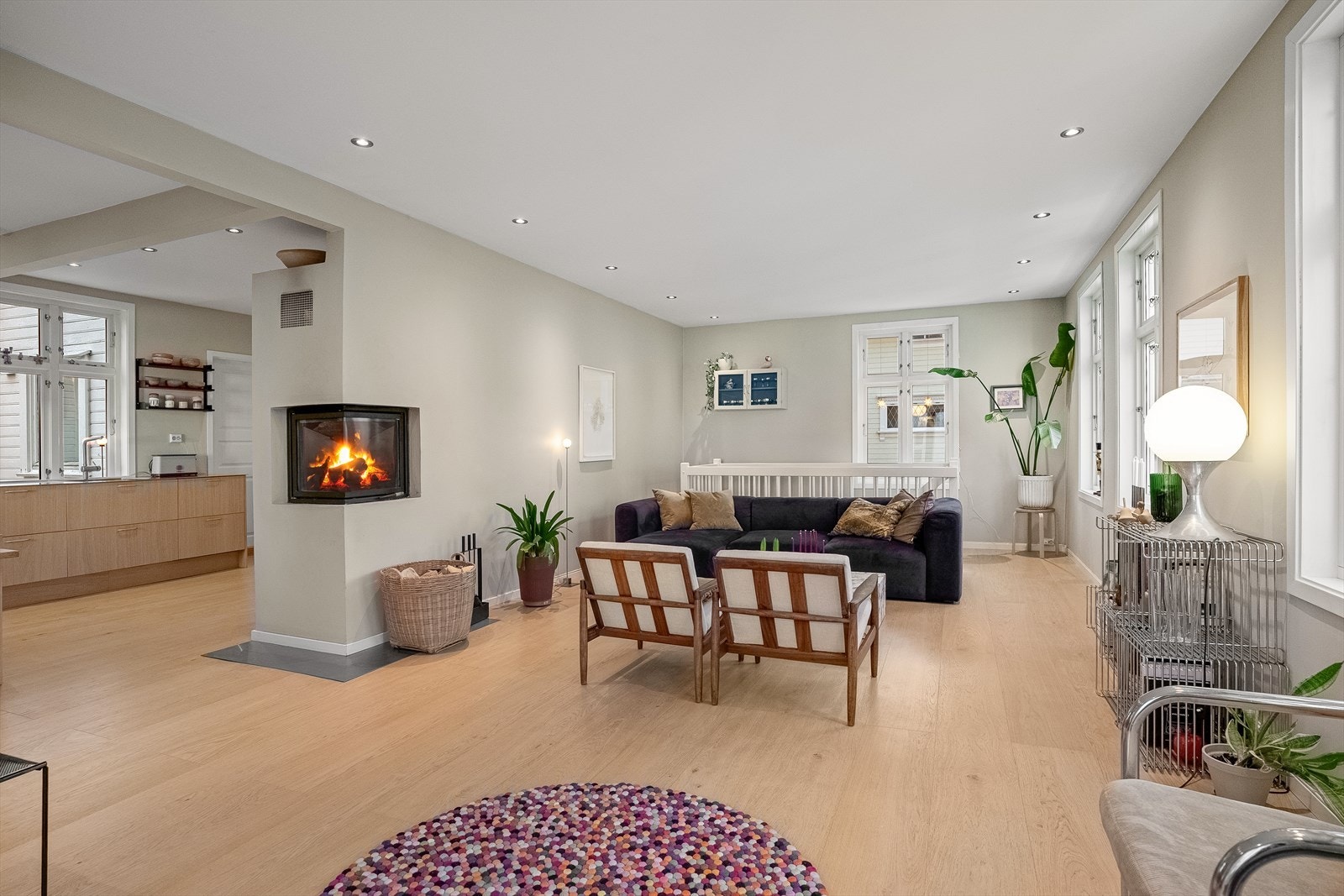 Lekker peis i hjertet av stuen. Det er også ny varmepumpe. Galleribilde