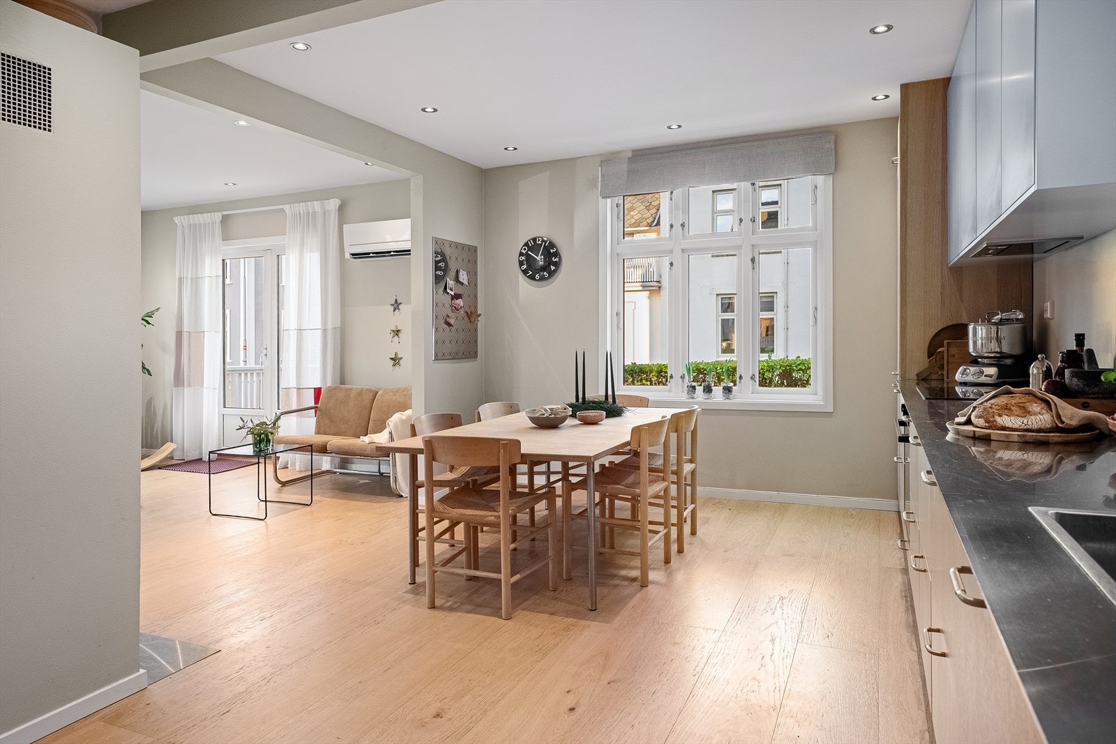 Delikat kjøkken og allrom Galleribilde